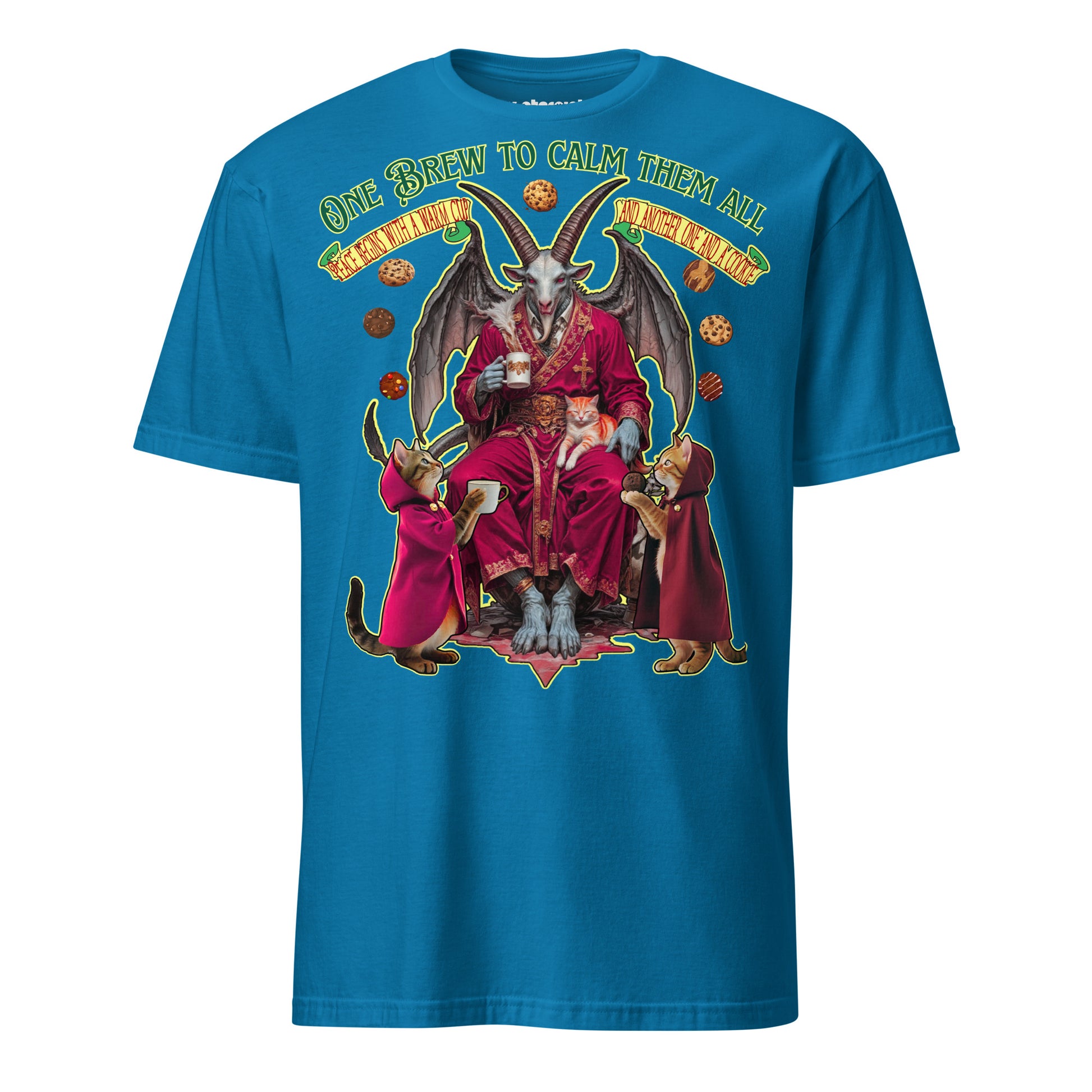 Winterpink T-Shirt – Baphomet im Morgenmantel mit Kaffee & Keksen, begleitet von zeremoniellen Katzen, ‚One Brew to Calm Them All‘ Design