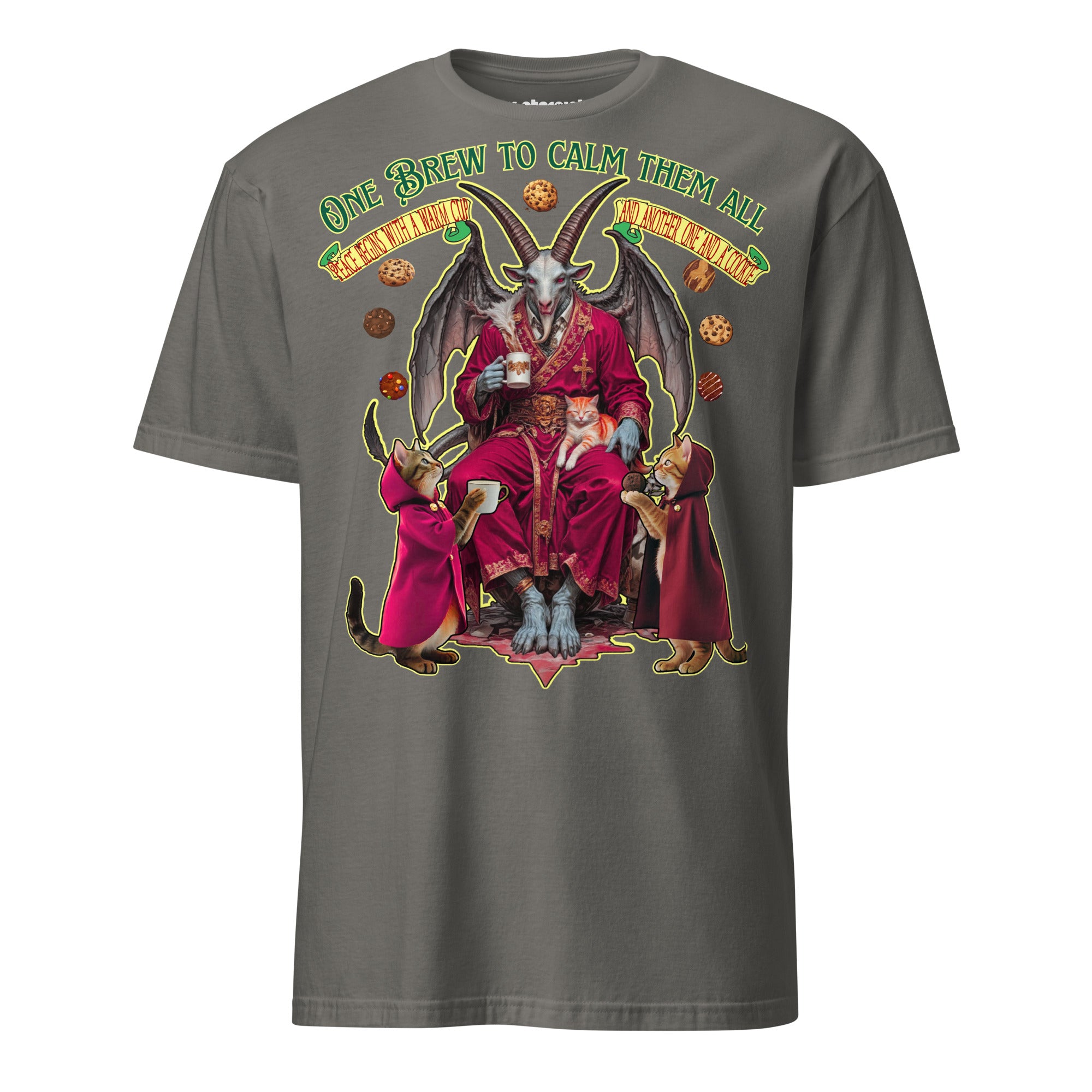 Winterpink T-Shirt – Baphomet im Morgenmantel mit Kaffee & Keksen, begleitet von zeremoniellen Katzen, ‚One Brew to Calm Them All‘ Design