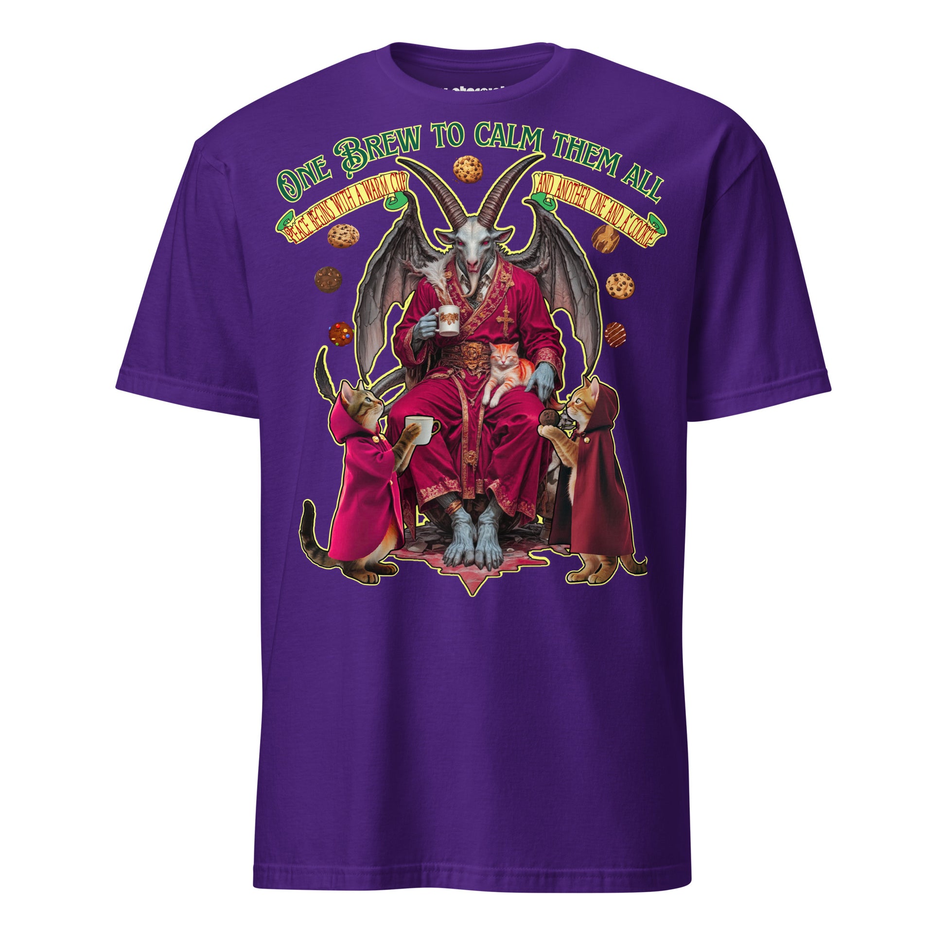 Winterpink T-Shirt – Baphomet im Morgenmantel mit Kaffee & Keksen, begleitet von zeremoniellen Katzen, ‚One Brew to Calm Them All‘ Design