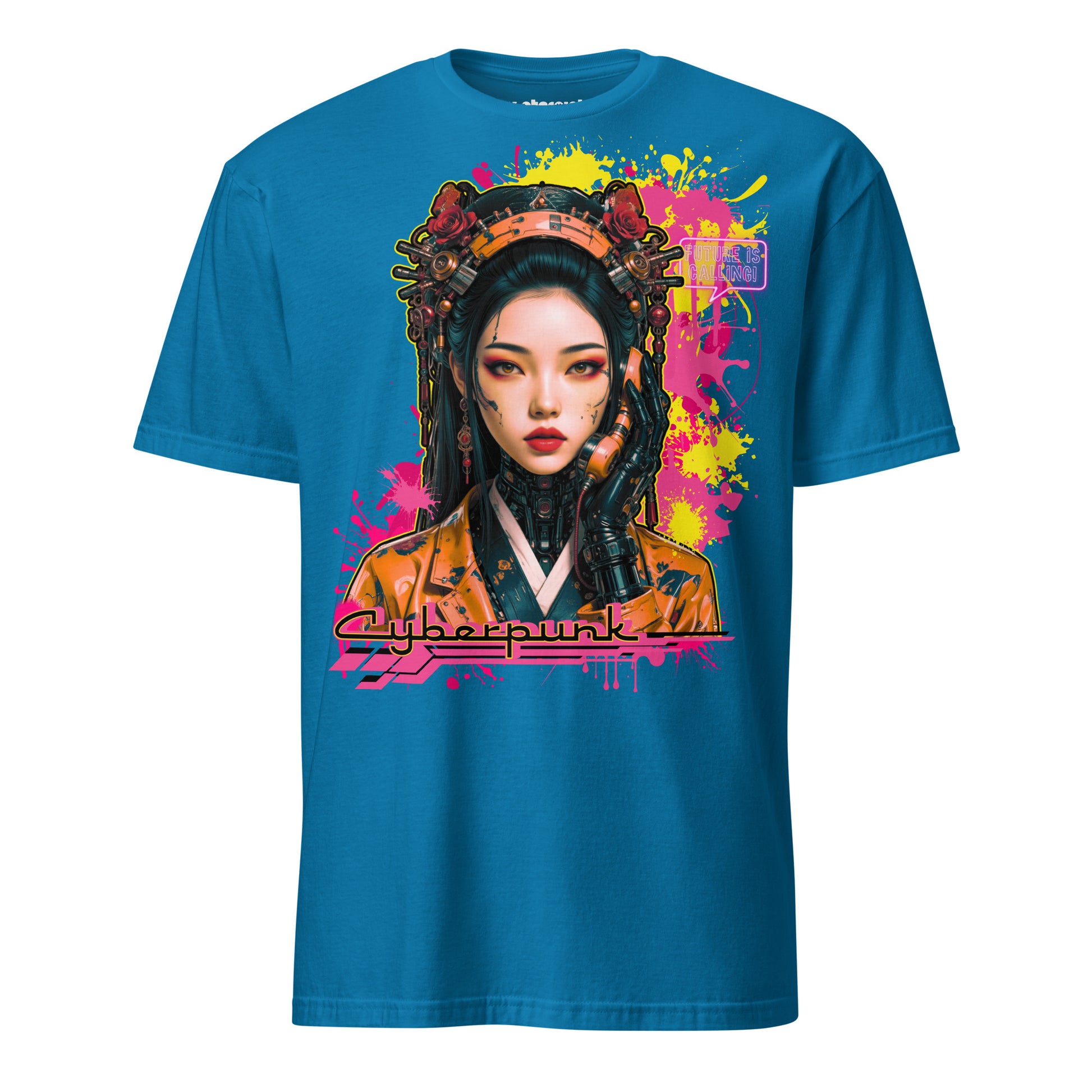 Winterpink T-Shirt mit Cyberpunk-Motiv einer futuristischen Frau Neon-Details und der Aufschrift „Future is Calling