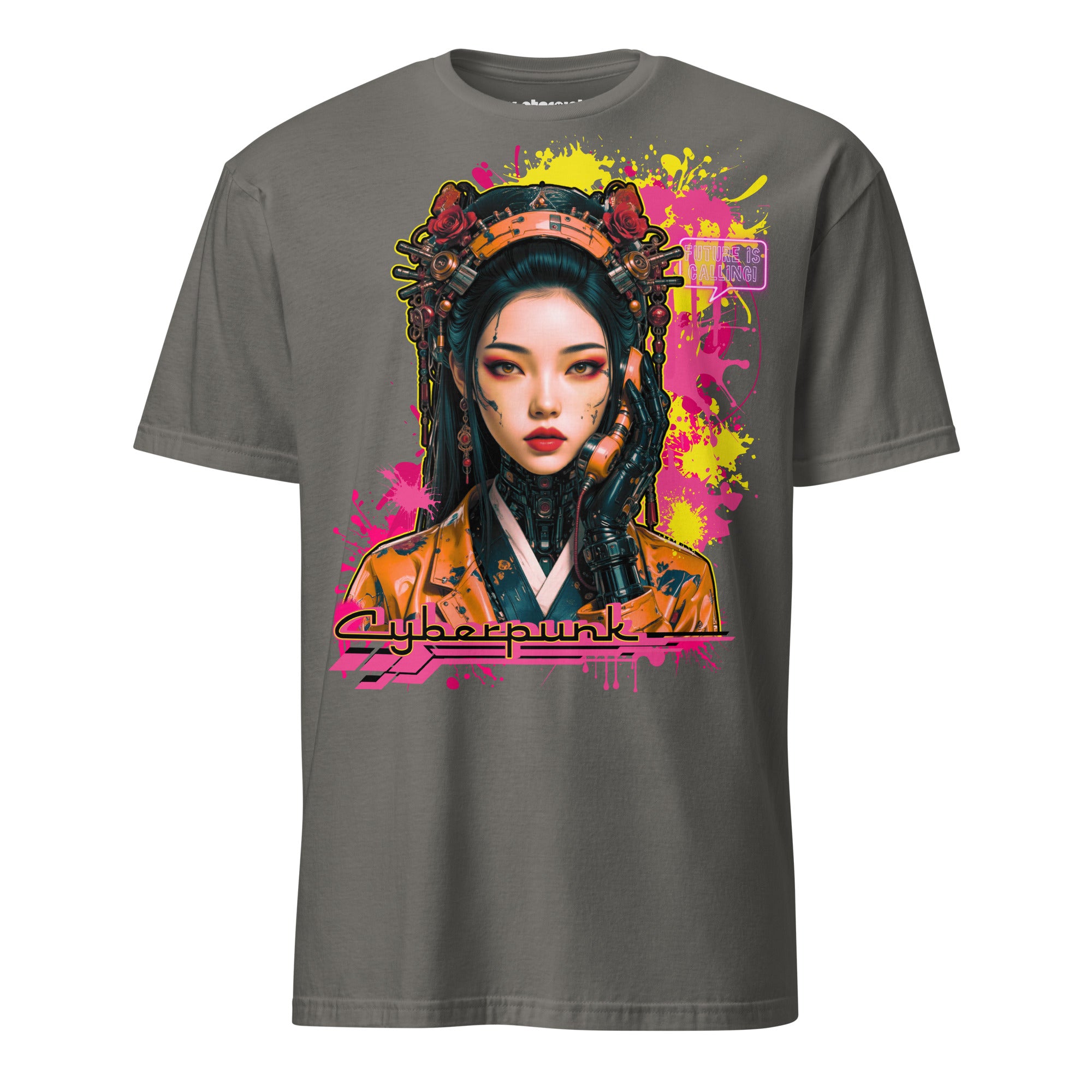 Winterpink T-Shirt mit Cyberpunk-Motiv einer futuristischen Frau Neon-Details und der Aufschrift „Future is Calling