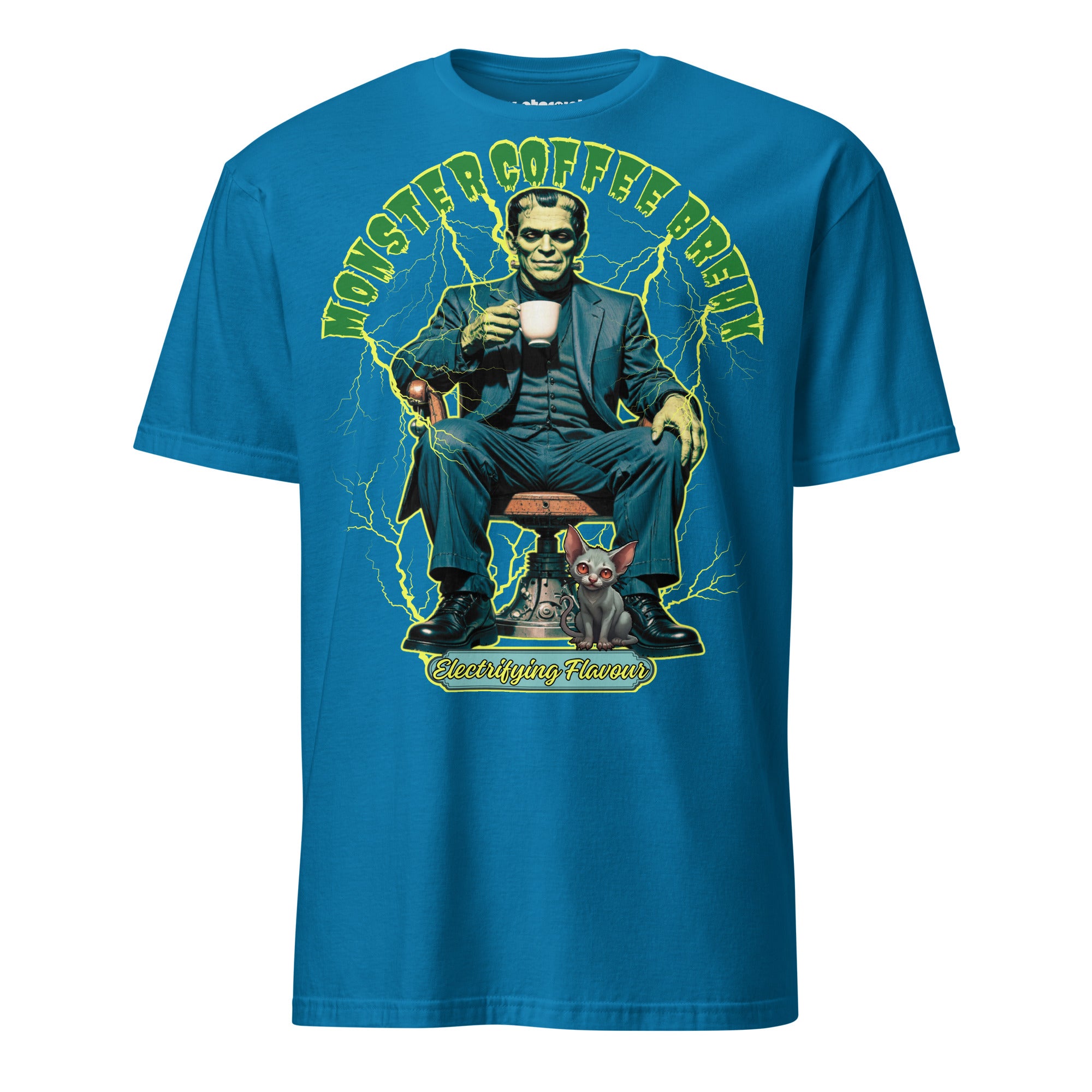 Winterpink T-Shirt – Frankenstein’s Monster im Anzug mit Kaffee & Katze, electrifying flavour, Monster Coffee Break Design
