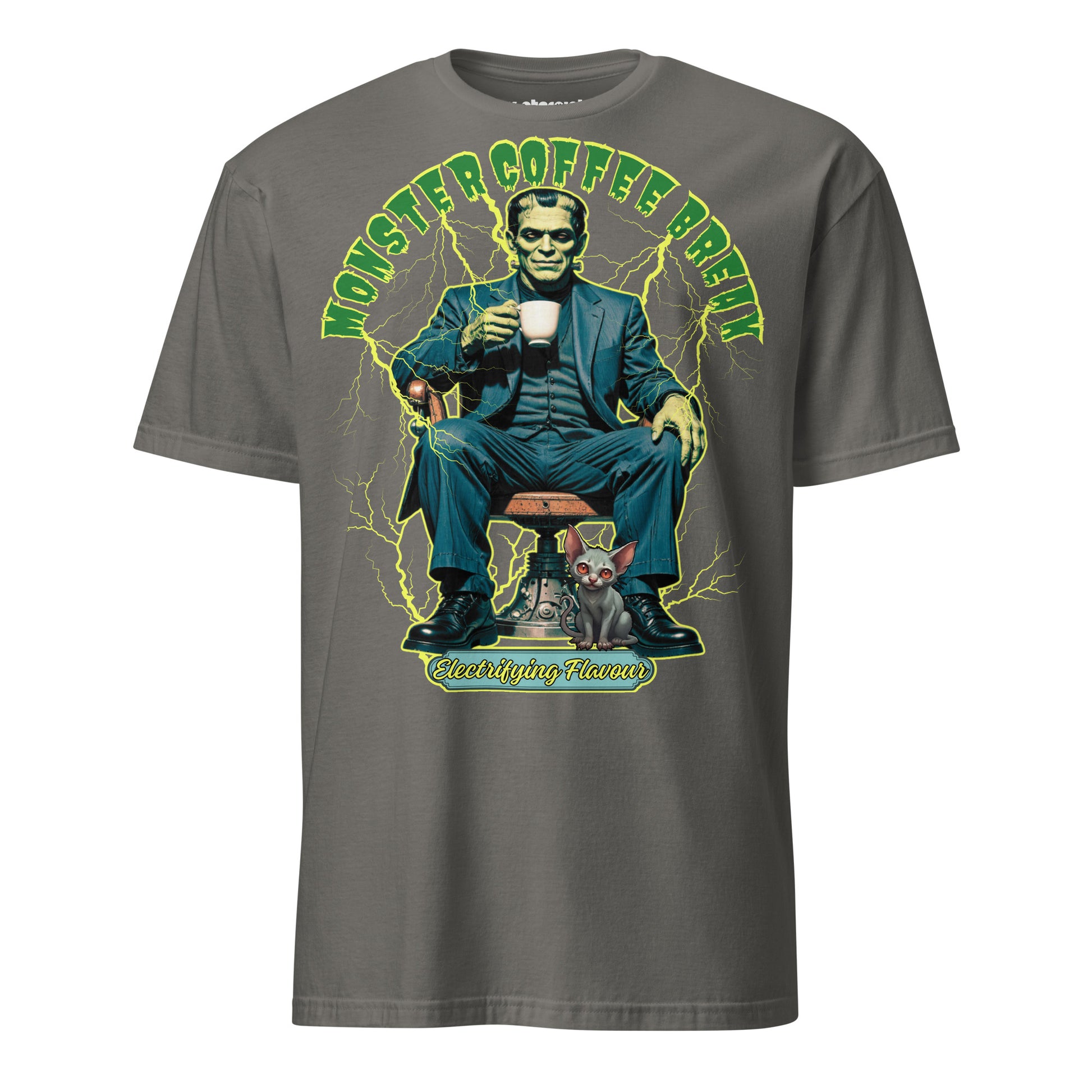 Winterpink T-Shirt – Frankenstein’s Monster im Anzug mit Kaffee & Katze, electrifying flavour, Monster Coffee Break Design
