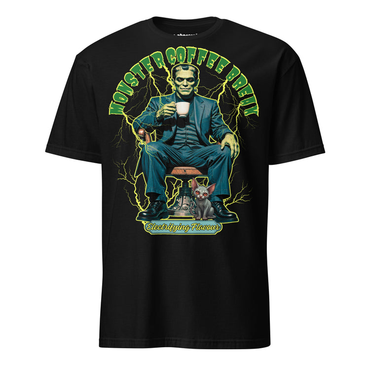 Winterpink T-Shirt – Frankenstein’s Monster im Anzug mit Kaffee & Katze, electrifying flavour, Monster Coffee Break Design
