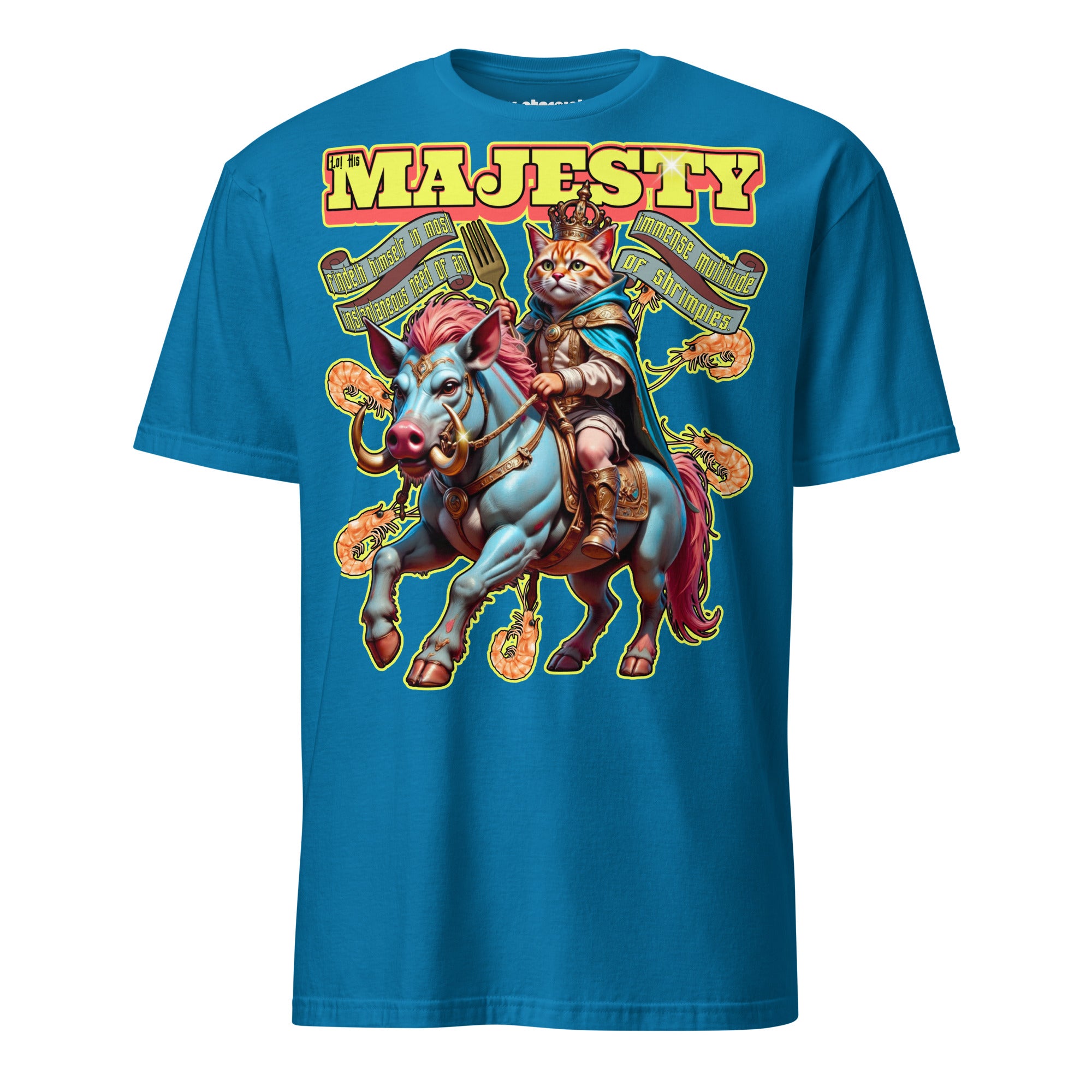 Winterpink T-Shirt – Katze als König auf Schweinepferd, Text ‚His Majesty in need of shrimpies‘, royales Meme-Design, absurd & humorvoll