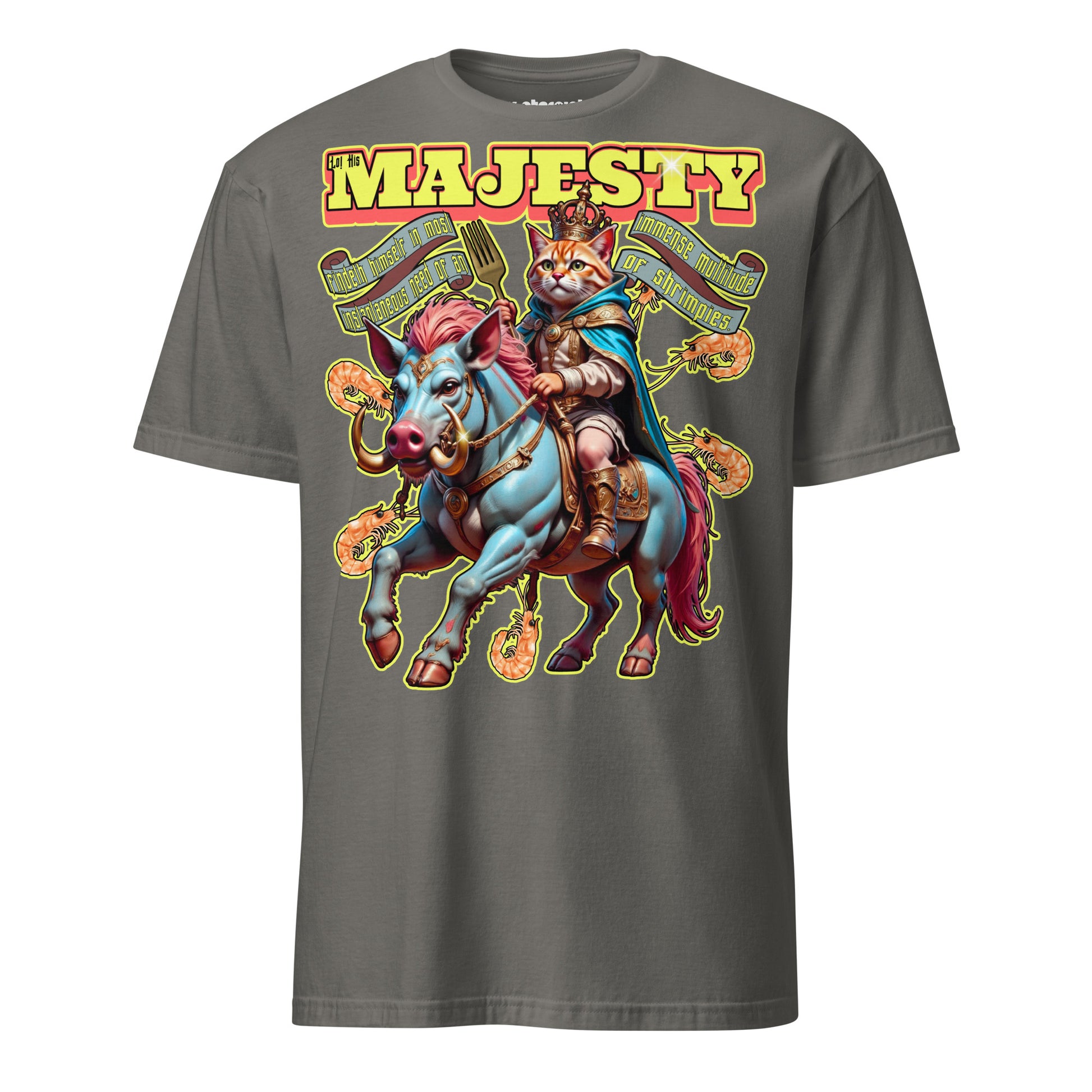 Winterpink T-Shirt – Katze als König auf Schweinepferd, Text ‚His Majesty in need of shrimpies‘, royales Meme-Design, absurd & humorvoll