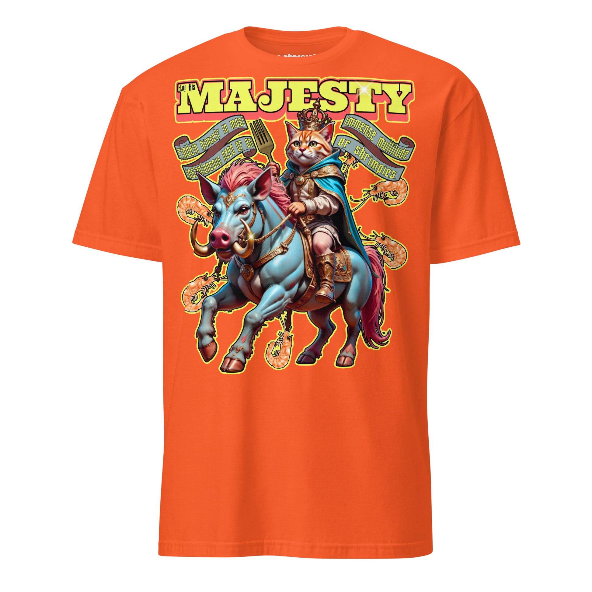 Winterpink T-Shirt – Katze als König auf Schweinepferd, Text ‚His Majesty in need of shrimpies‘, royales Meme-Design, absurd & humorvoll