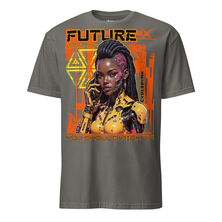 T-Shirt mit Cyberpunk-Motiv einer futuristischen Frau in Neonfarben und der Aufschrift „Future is Calling you should pick up“