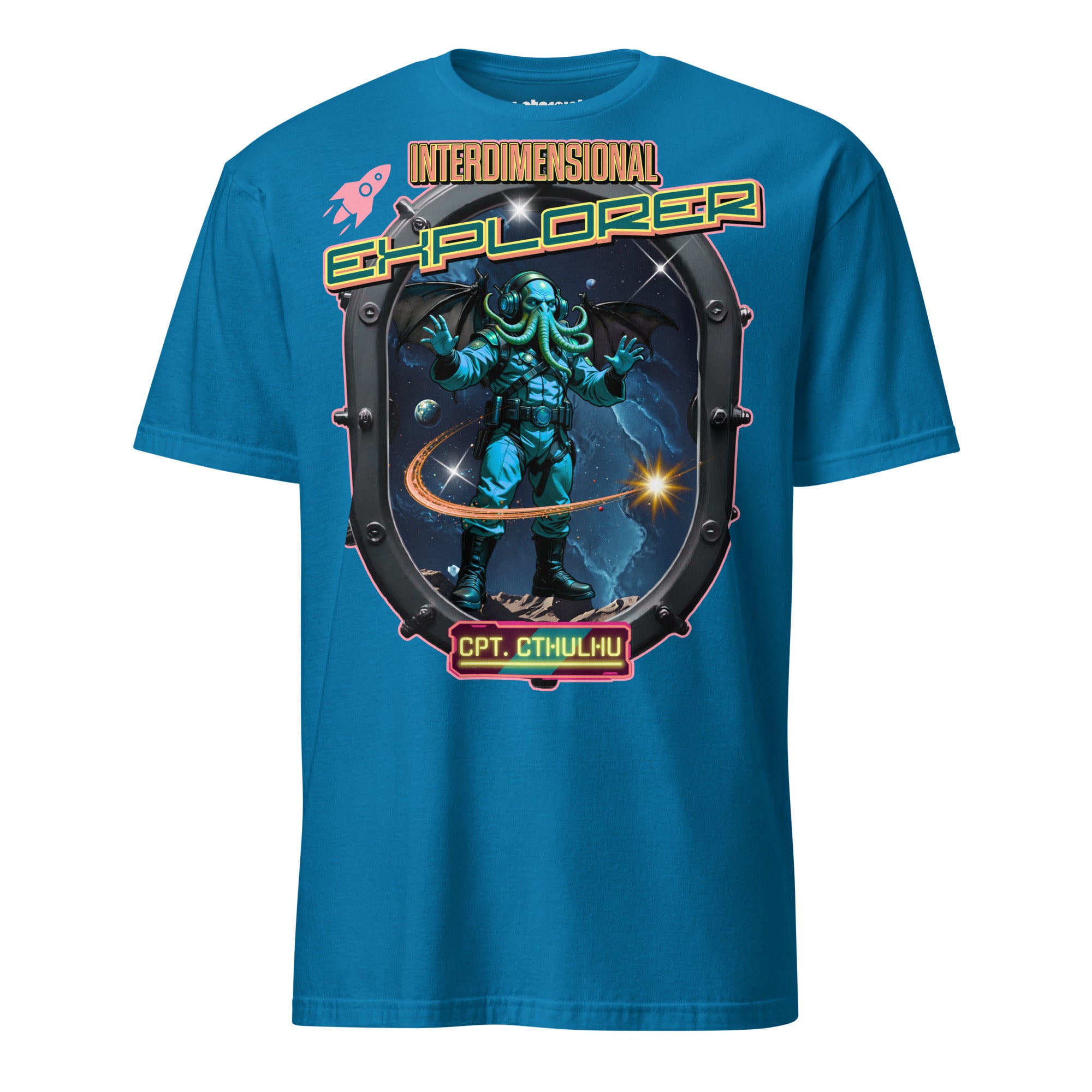Winterpink T-Shirt – Cpt. Cthulhu als interdimensionaler Explorer im Raumanzug, Cosmic Horror & Sci-Fi Design mit großem Frontaldruck