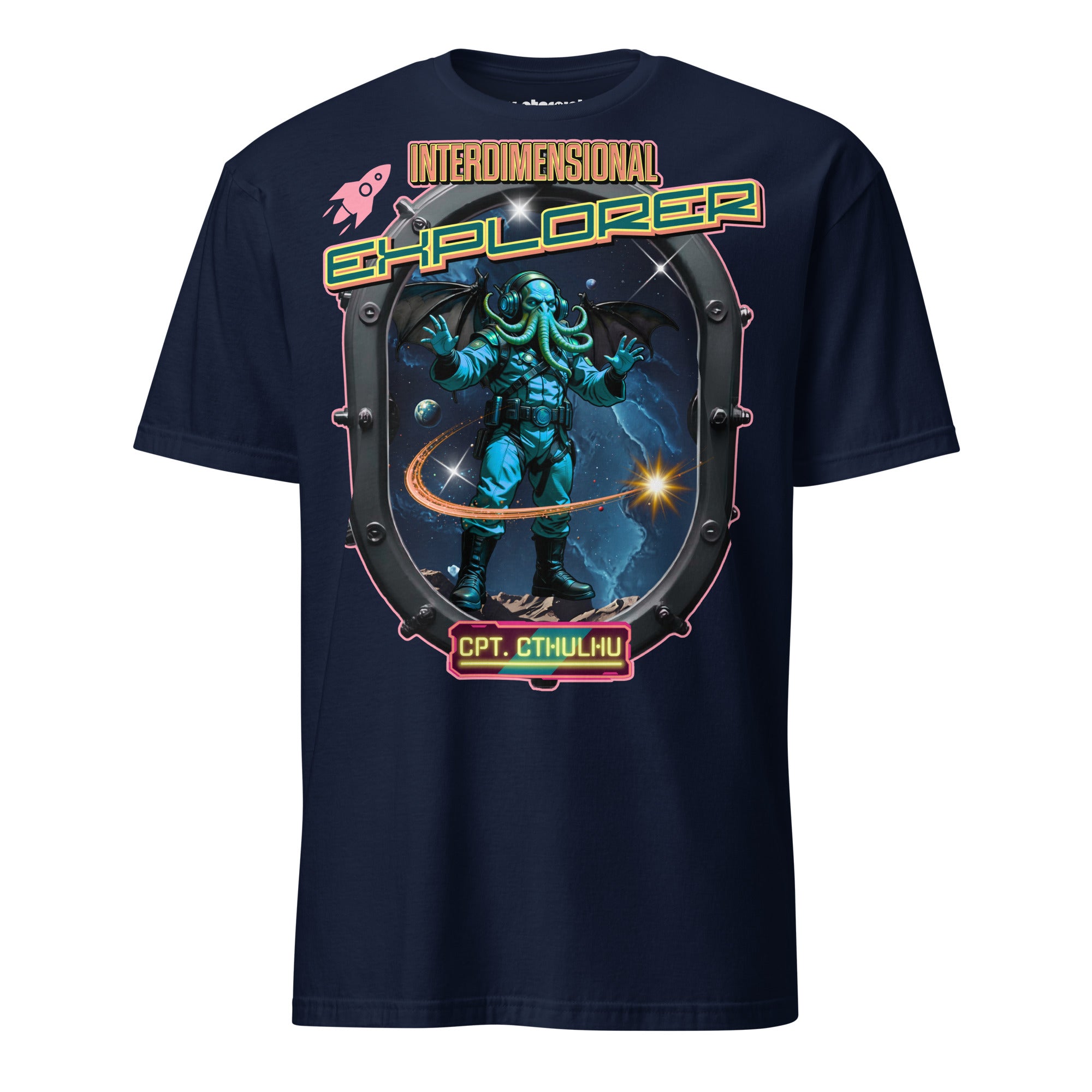 Winterpink T-Shirt – Cpt. Cthulhu als interdimensionaler Explorer im Raumanzug, Cosmic Horror & Sci-Fi Design mit großem Frontaldruck