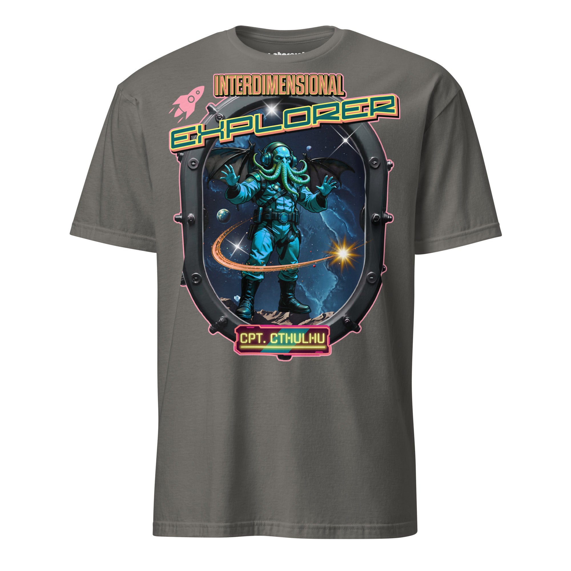 Winterpink T-Shirt – Cpt. Cthulhu als interdimensionaler Explorer im Raumanzug, Cosmic Horror & Sci-Fi Design mit großem Frontaldruck
