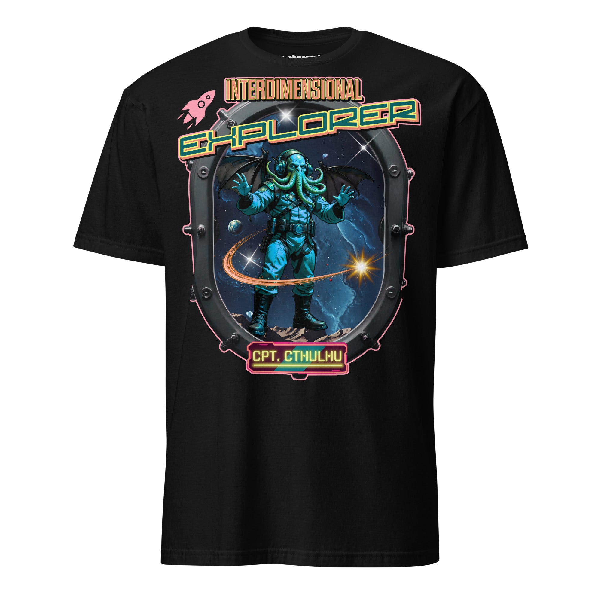 Winterpink T-Shirt – Cpt. Cthulhu als interdimensionaler Explorer im Raumanzug, Cosmic Horror & Sci-Fi Design mit großem Frontaldruck