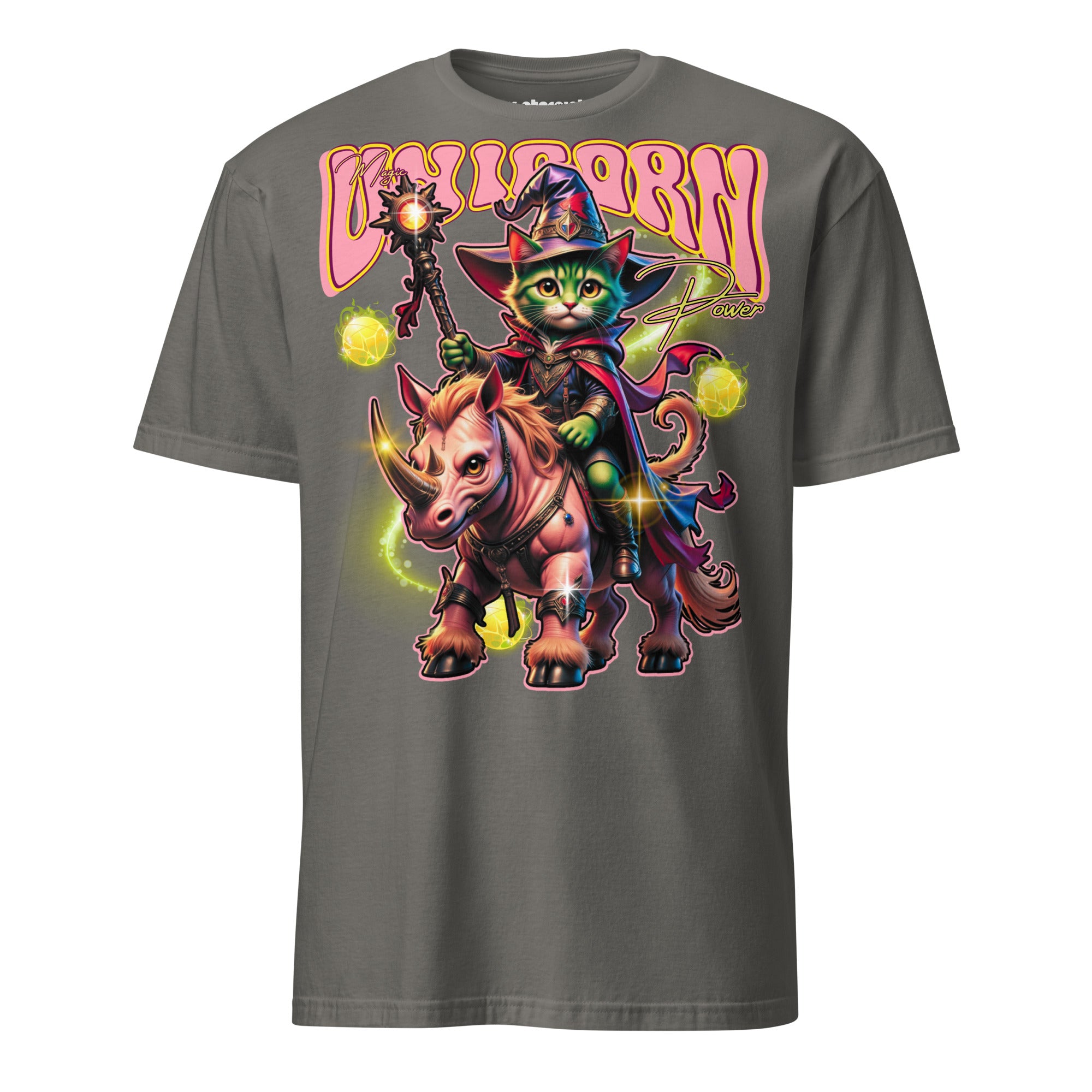Winterpink T-Shirt Magic Unicorn Power – grüne Katze des Westens mit Zauberstab reitet auf zweihörnigem Unicorn-Rhino-Einhorn, Neon-Orbs & magisches Design