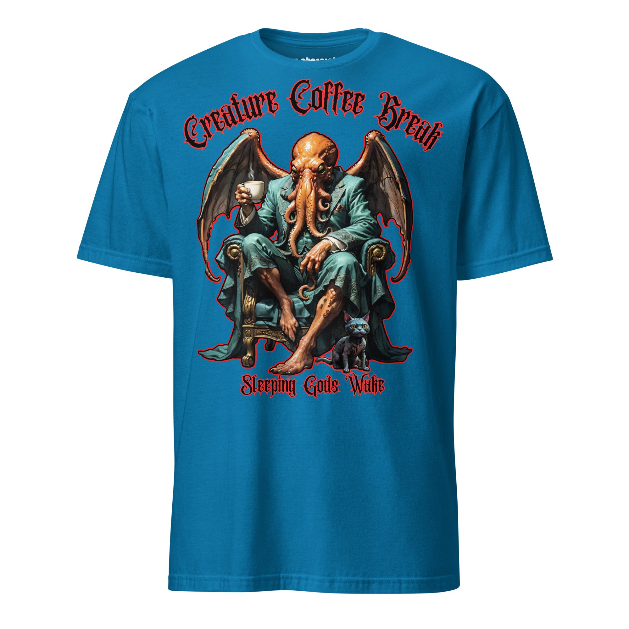 Cthulhu im Morgenmantel mit Kaffeetasse – Creature Coffee Break „Sleeping Gods Wake“ T-Shirt, Cosmic Horror trifft Coffee Culture.