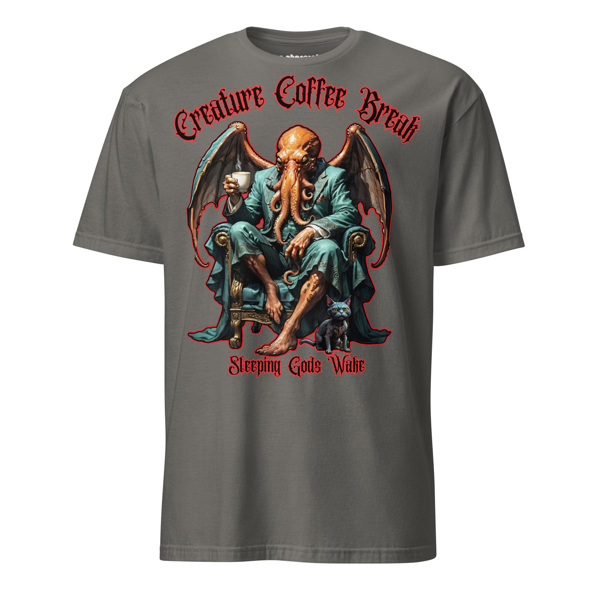 Cthulhu im Morgenmantel mit Kaffeetasse – Creature Coffee Break „Sleeping Gods Wake“ T-Shirt, Cosmic Horror trifft Coffee Culture.