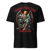 Cthulhu im Morgenmantel mit Kaffeetasse – Creature Coffee Break „Sleeping Gods Wake“ T-Shirt, Cosmic Horror trifft Coffee Culture.