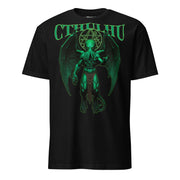 Winterpink T-Shirt in Schwarz mit großem Frontprint: Cthulhu in klassischer Pose, grün leuchtend mit Flügeln, Tentakeln und dem Siegel der Großen Alten.