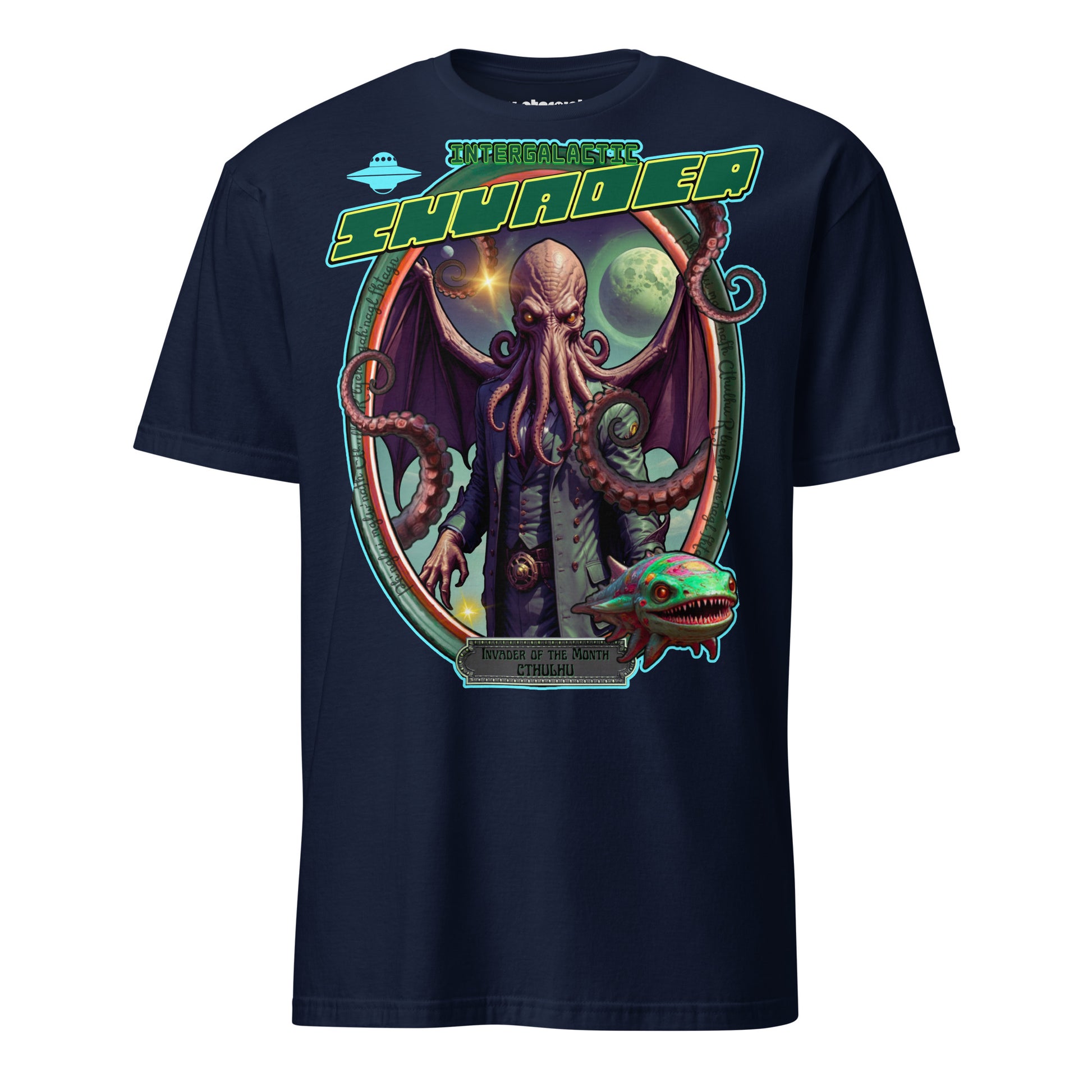 Winterpink T-Shirt mit Cthulhu als „Intergalactic Invader of the Month“ – Tentakelgott Rahmen mit Alienfisch, ironisch im Hall-of-Fame Stil dargestellt.
