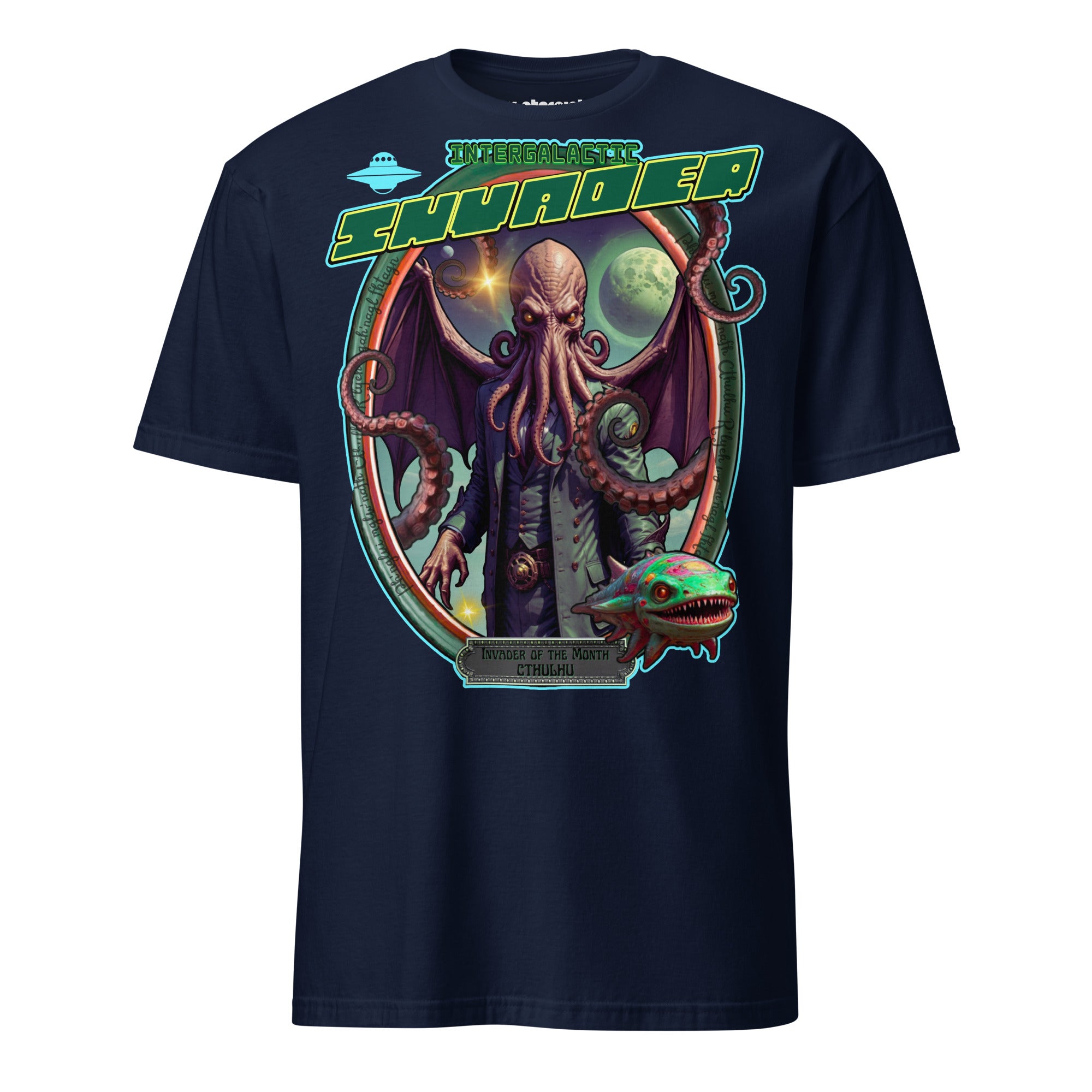 Winterpink T-Shirt mit Cthulhu als „Intergalactic Invader of the Month“ – Tentakelgott Rahmen mit Alienfisch, ironisch im Hall-of-Fame Stil dargestellt.