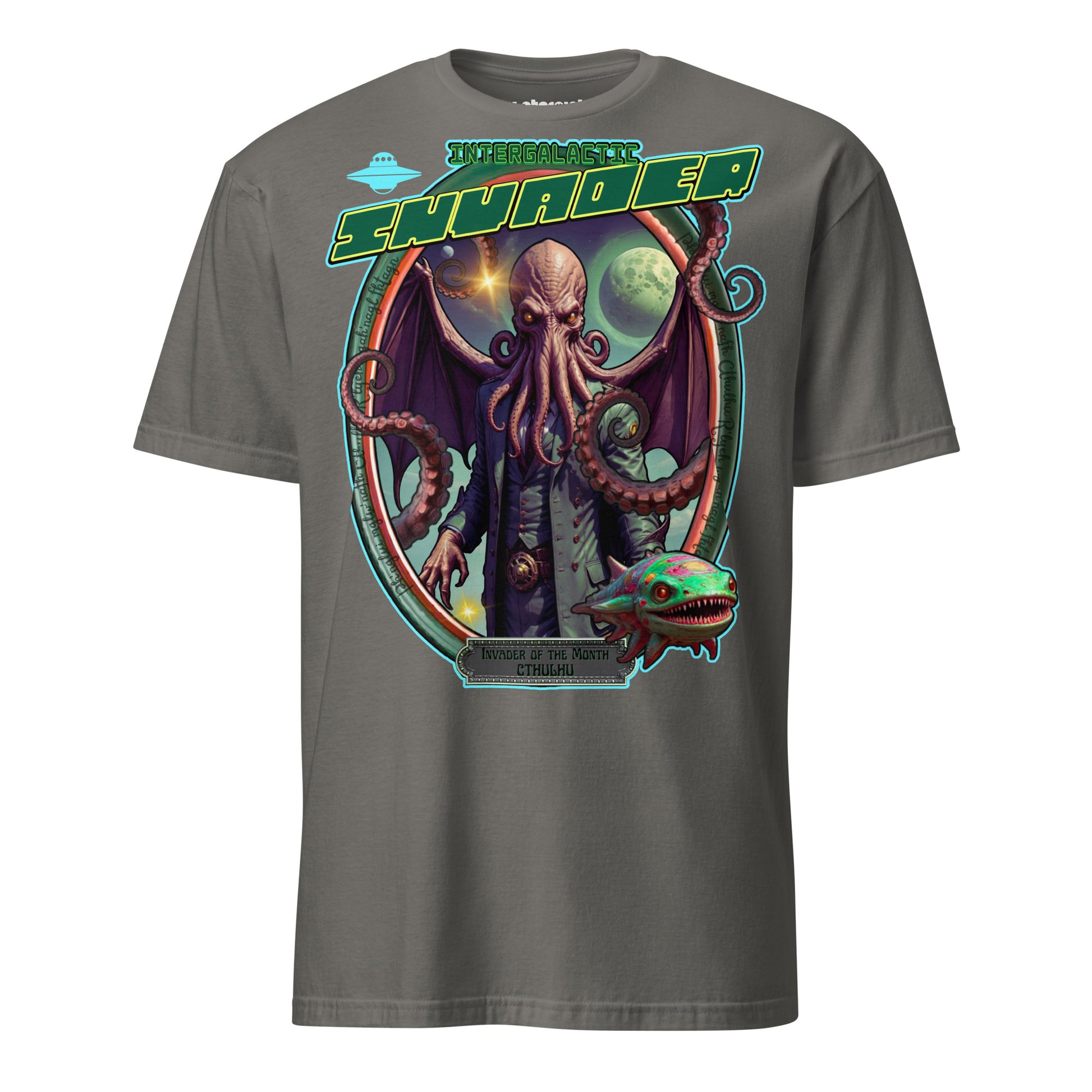 Winterpink T-Shirt mit Cthulhu als „Intergalactic Invader of the Month“ – Tentakelgott Rahmen mit Alienfisch, ironisch im Hall-of-Fame Stil dargestellt.