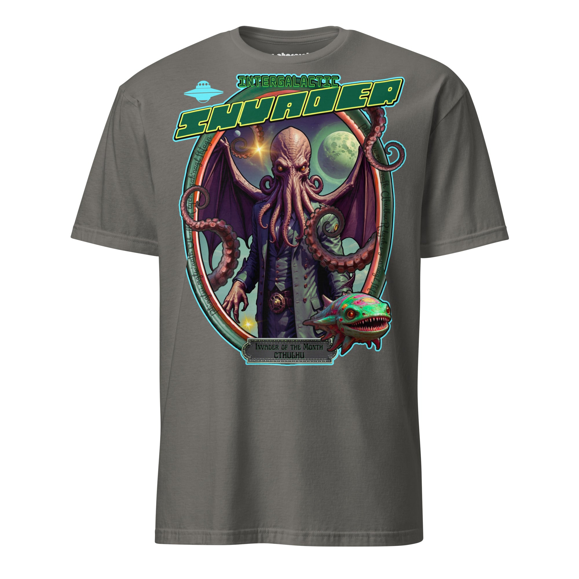 Winterpink T-Shirt mit Cthulhu als „Intergalactic Invader of the Month“ – Tentakelgott Rahmen mit Alienfisch, ironisch im Hall-of-Fame Stil dargestellt.
