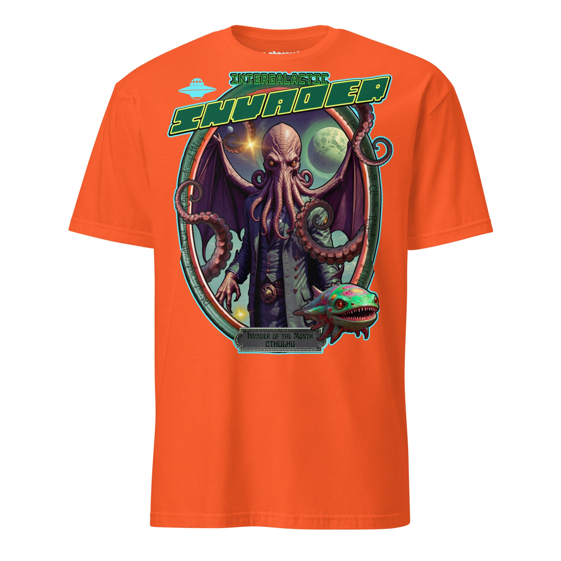 Winterpink T-Shirt mit Cthulhu als „Intergalactic Invader of the Month“ – Tentakelgott Rahmen mit Alienfisch, ironisch im Hall-of-Fame Stil dargestellt.