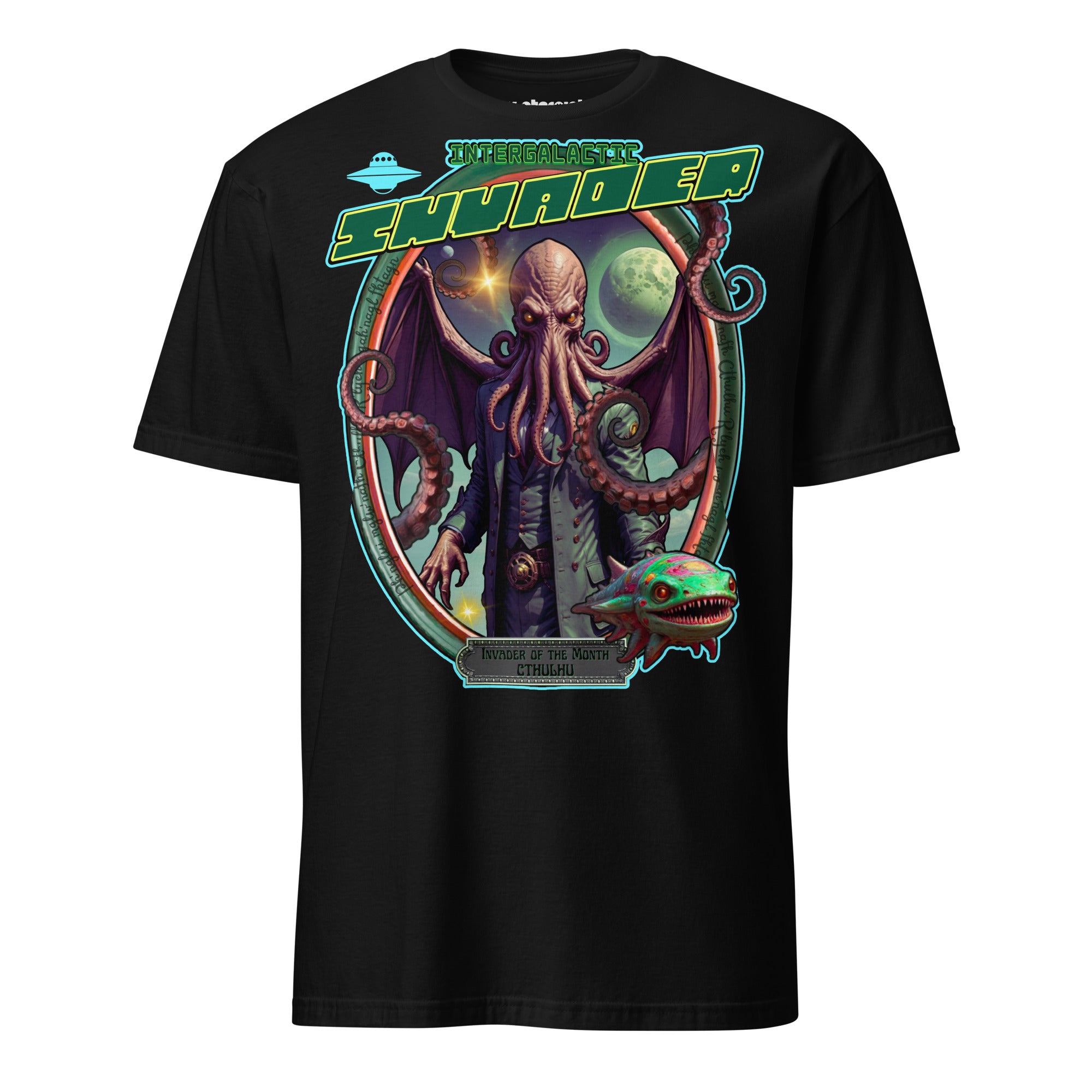 Winterpink T-Shirt mit Cthulhu als „Intergalactic Invader of the Month“ – Tentakelgott Rahmen mit Alienfisch, ironisch im Hall-of-Fame Stil dargestellt.