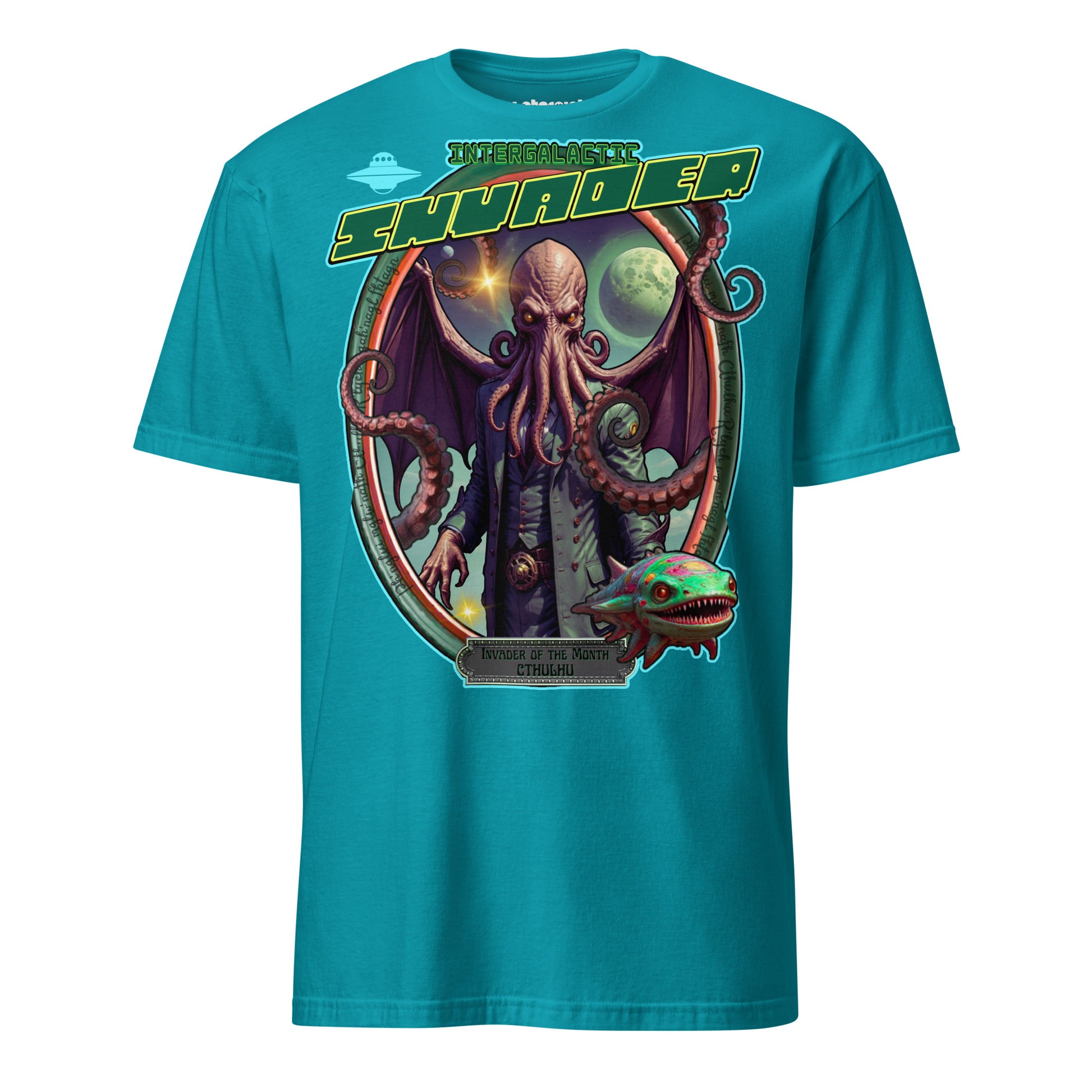 Winterpink T-Shirt mit Cthulhu als „Intergalactic Invader of the Month“ – Tentakelgott Rahmen mit Alienfisch, ironisch im Hall-of-Fame Stil dargestellt.