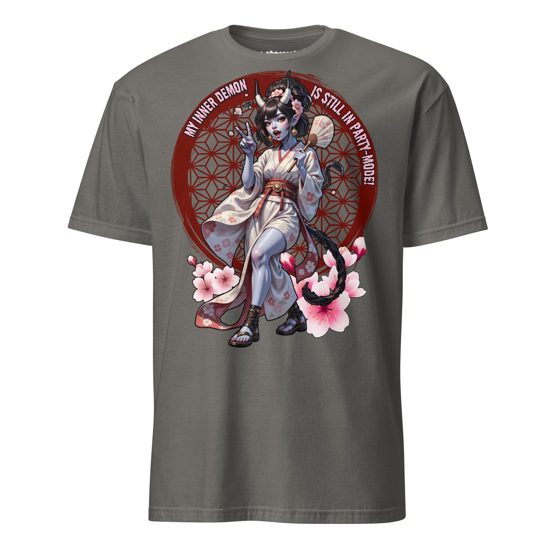 Winterpink T-Shirt „Inner Demon – Still in Party Mode“ – verspielter Dämon im Kimono mit Kirschblüten, Party-Vibes