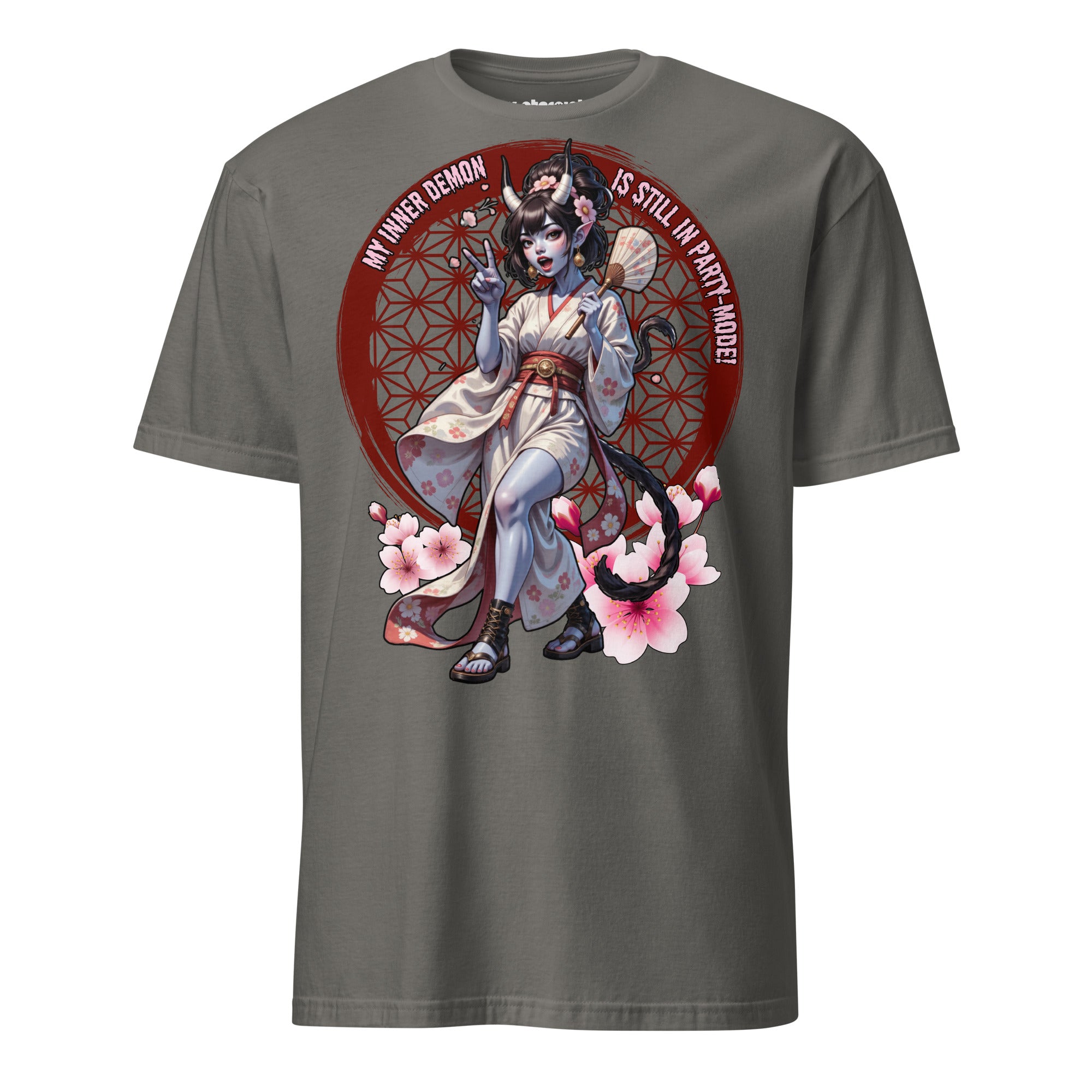 Winterpink T-Shirt „Inner Demon – Still in Party Mode“ – verspielter Dämon im Kimono mit Kirschblüten, Party-Vibes
