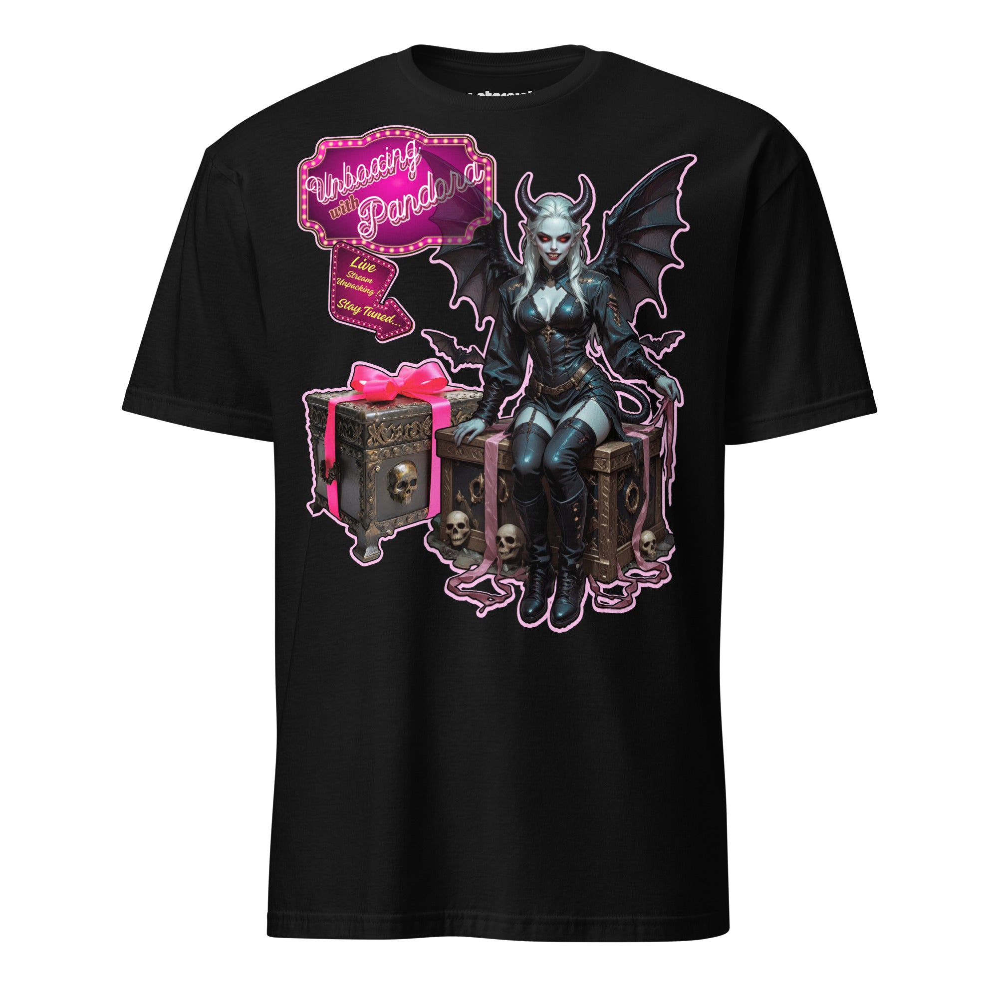 Winterpink T-Shirt mit Pandora in Leder-Outfit, Flügeln und Kisten, inspiriert von Mythos & Gothic Aesthetics, Unboxing Live Stream Event