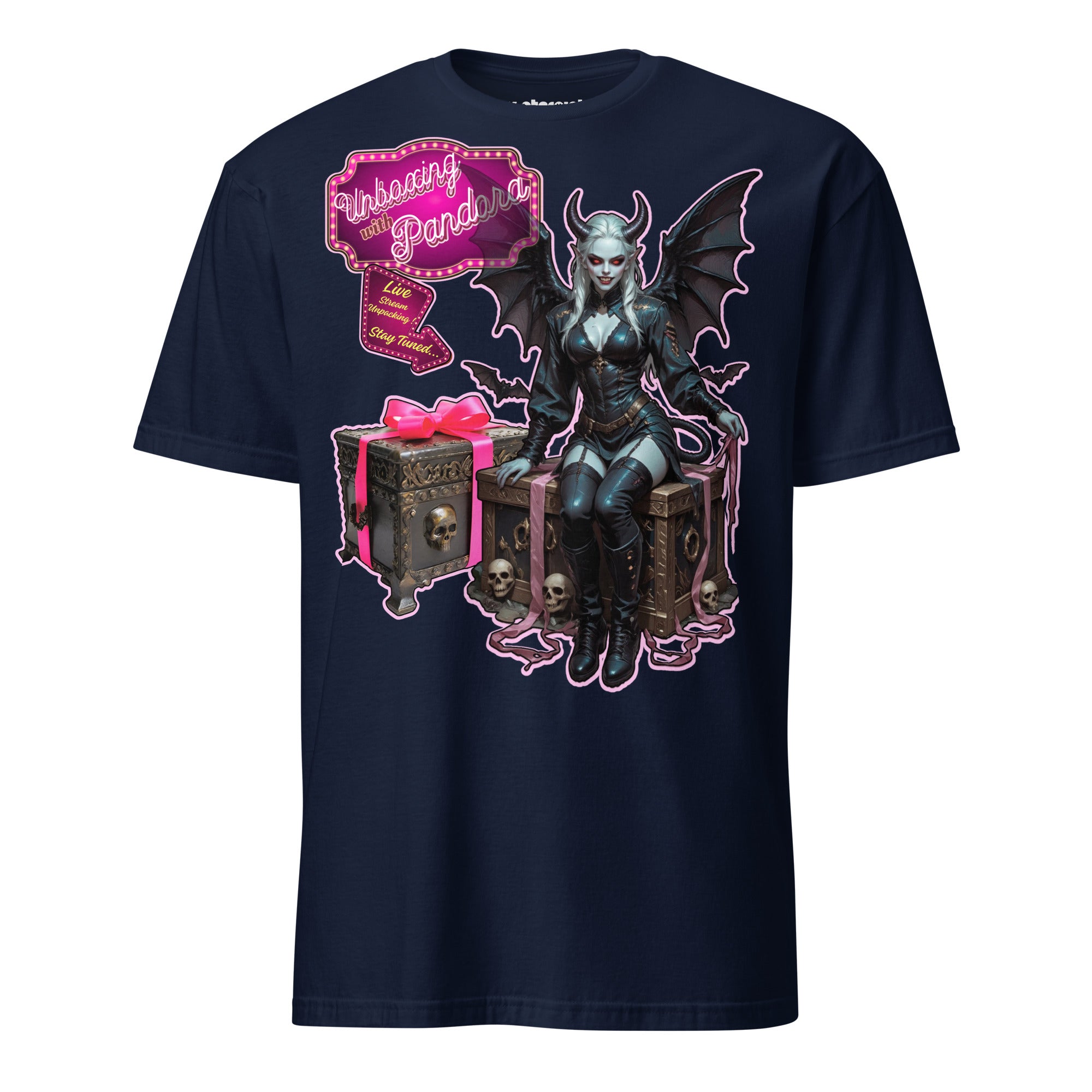 Winterpink T-Shirt mit Pandora in Leder-Outfit, Flügeln und Kisten, inspiriert von Mythos & Gothic Aesthetics, Unboxing Live Stream Event