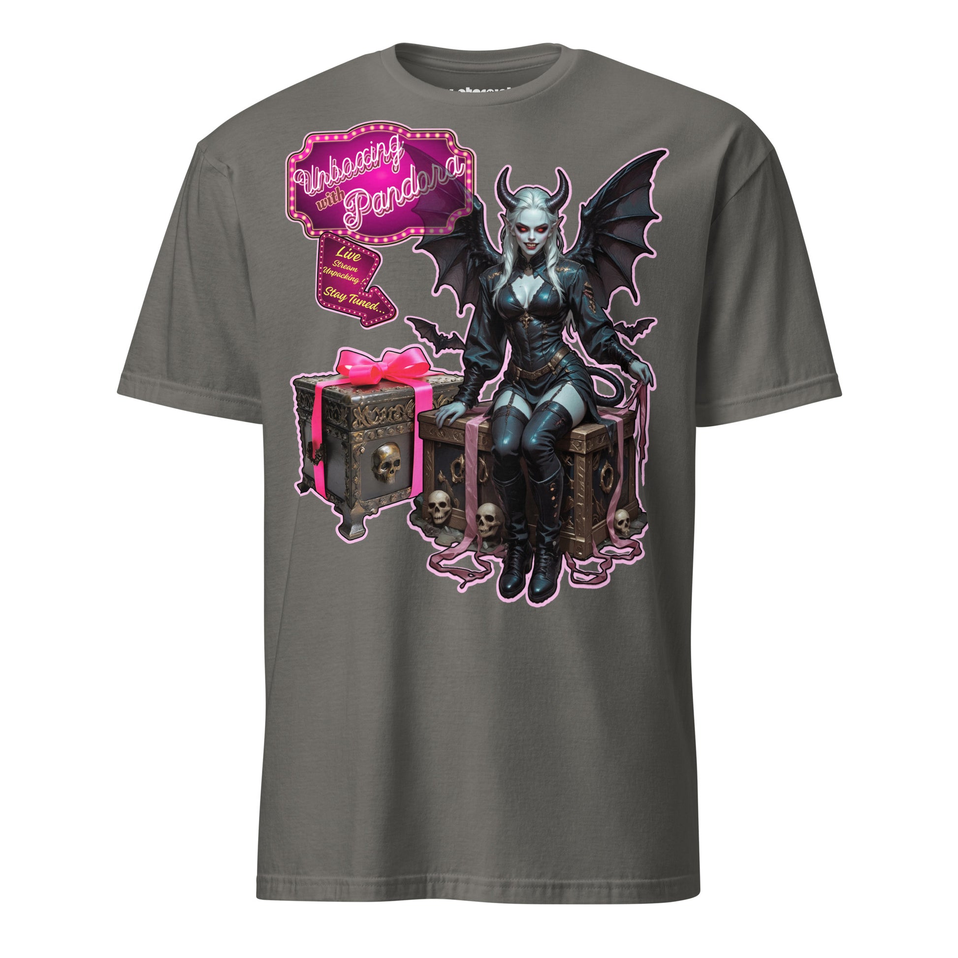 Winterpink T-Shirt mit Pandora in Leder-Outfit, Flügeln und Kisten, inspiriert von Mythos & Gothic Aesthetics, Unboxing Live Stream Event