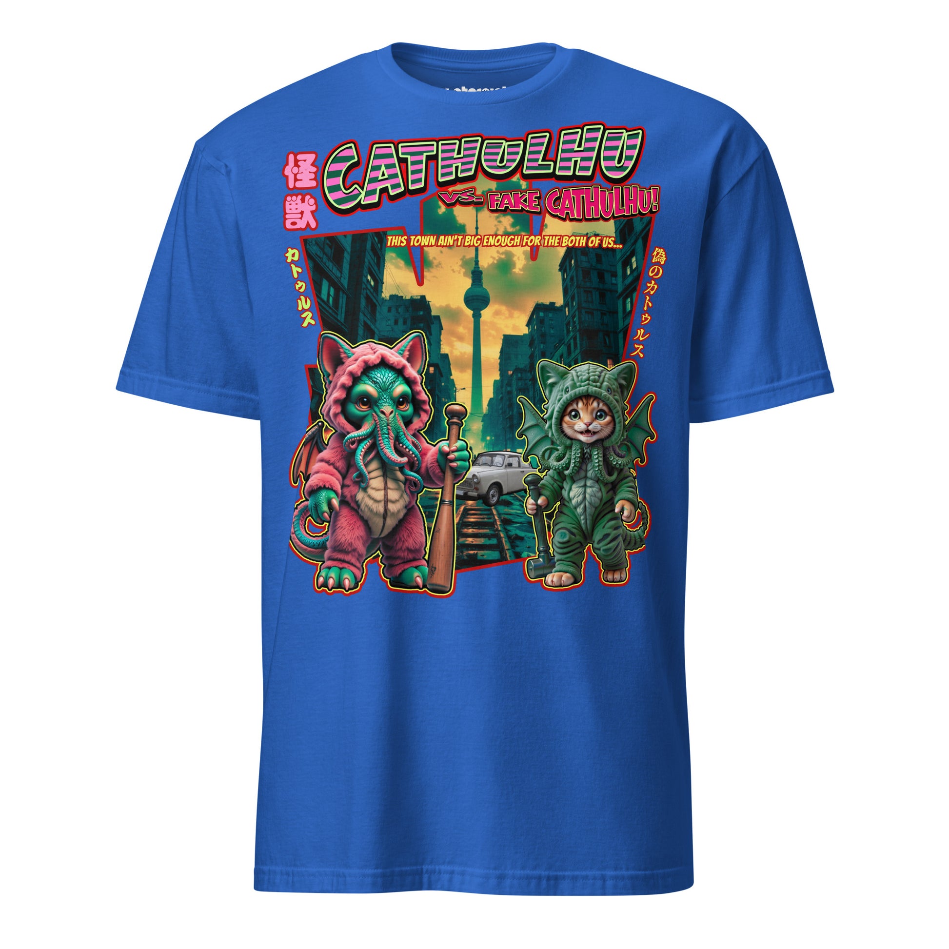 T-Shirt mit einer Katze in Cthulhu-Kostüm und Cthulhu im Katzenkostüm in einer zerstörten Stadt, mit düsterer Atmosphäre und humorvoller Darstellung eines Kaiju-Duells