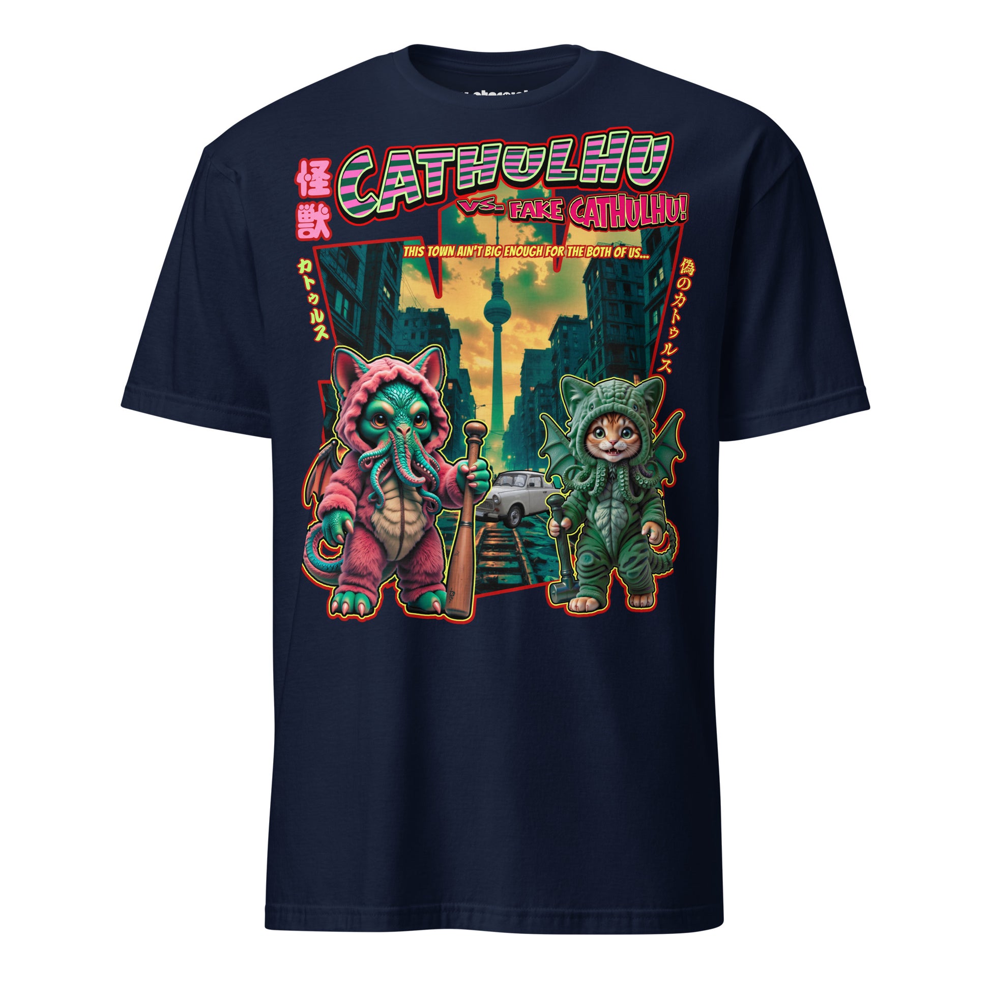 T-Shirt mit einer Katze in Cthulhu-Kostüm und Cthulhu im Katzenkostüm in einer zerstörten Stadt, mit düsterer Atmosphäre und humorvoller Darstellung eines Kaiju-Duells