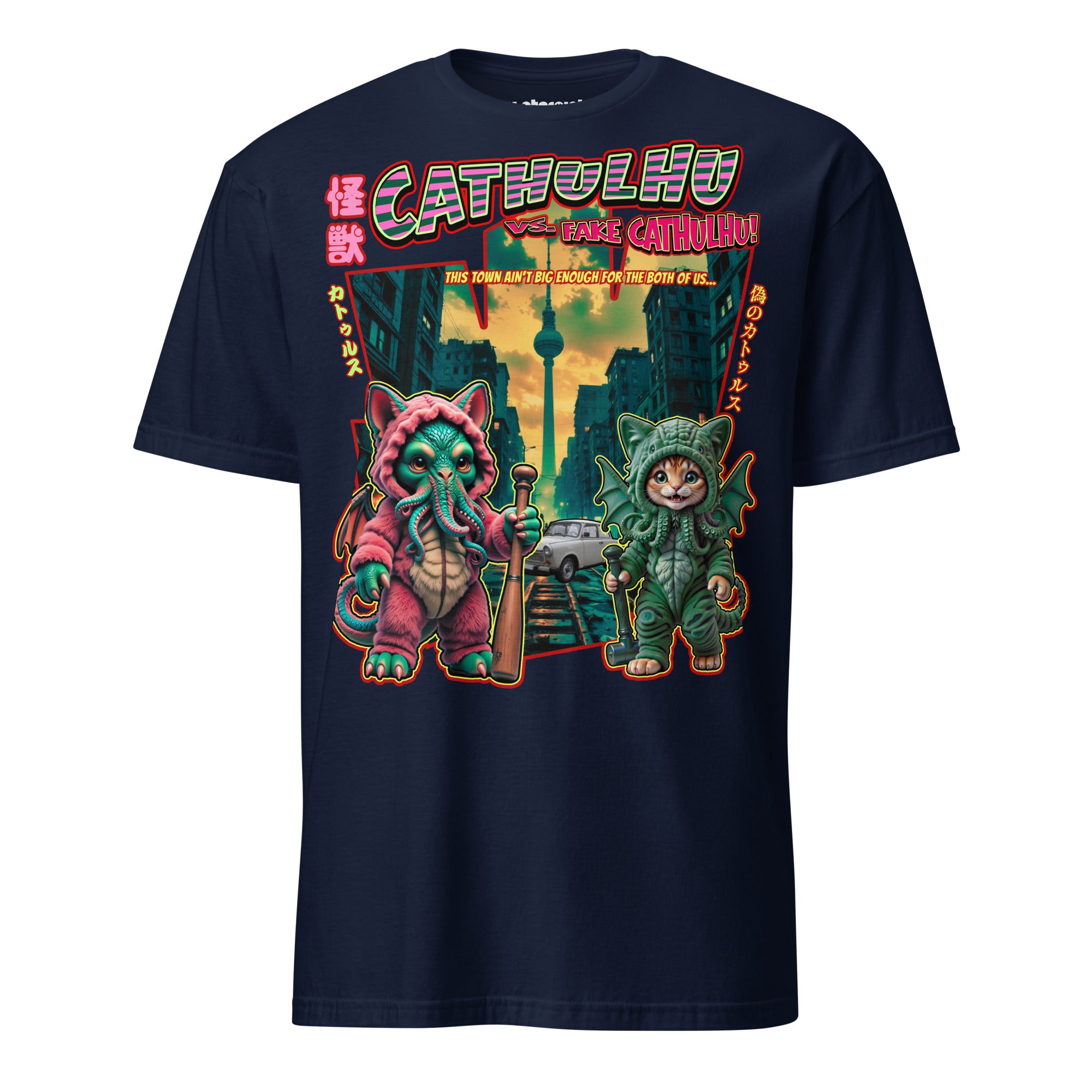 T-Shirt mit einer Katze in Cthulhu-Kostüm und Cthulhu im Katzenkostüm in einer zerstörten Stadt, mit düsterer Atmosphäre und humorvoller Darstellung eines Kaiju-Duells