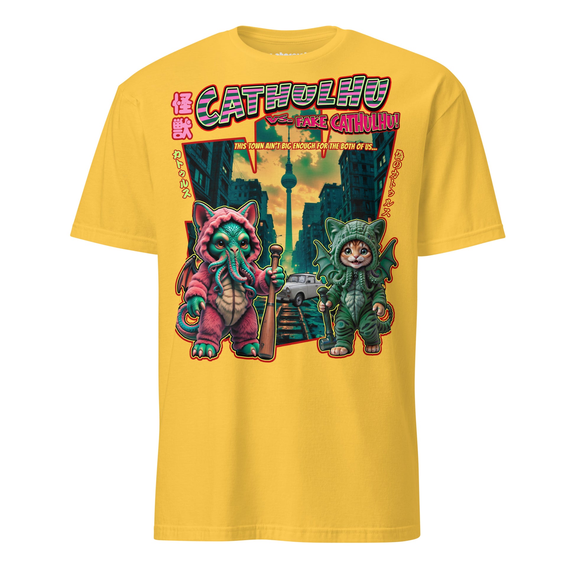 T-Shirt mit einer Katze in Cthulhu-Kostüm und Cthulhu im Katzenkostüm in einer zerstörten Stadt, mit düsterer Atmosphäre und humorvoller Darstellung eines Kaiju-Duells