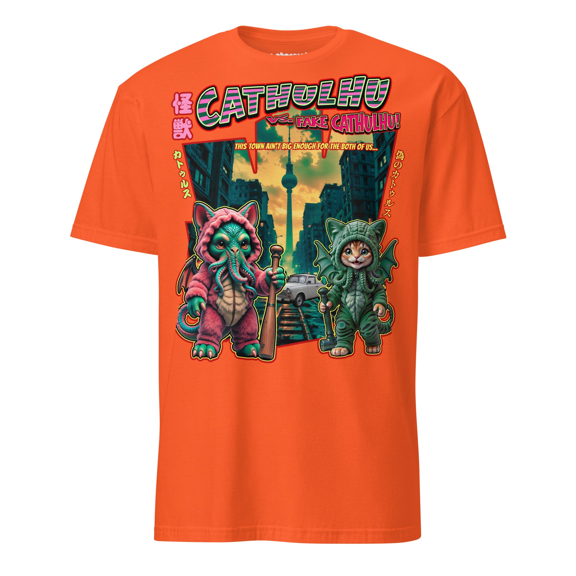 T-Shirt mit einer Katze in Cthulhu-Kostüm und Cthulhu im Katzenkostüm in einer zerstörten Stadt, mit düsterer Atmosphäre und humorvoller Darstellung eines Kaiju-Duells