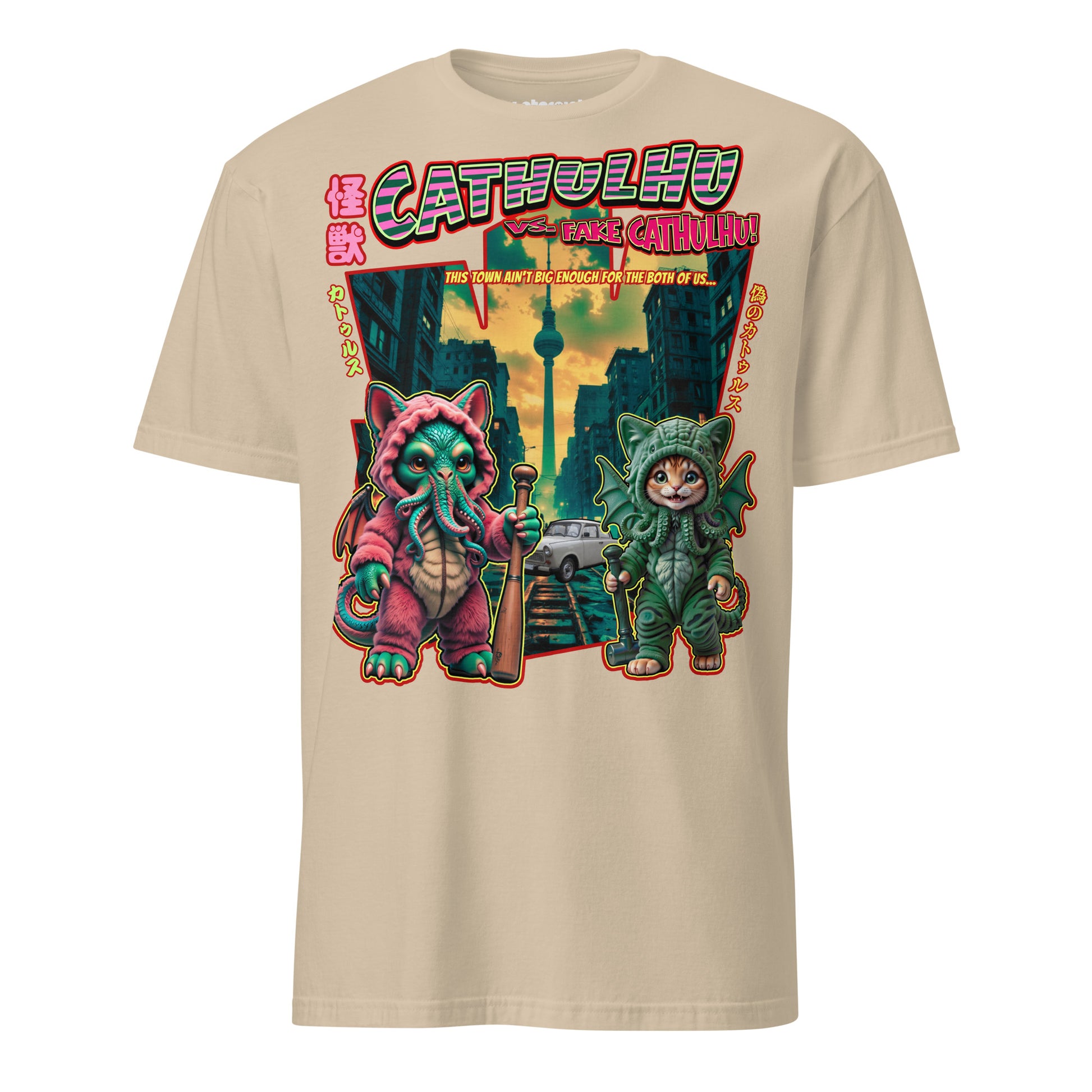 T-Shirt mit einer Katze in Cthulhu-Kostüm und Cthulhu im Katzenkostüm in einer zerstörten Stadt, mit düsterer Atmosphäre und humorvoller Darstellung eines Kaiju-Duells