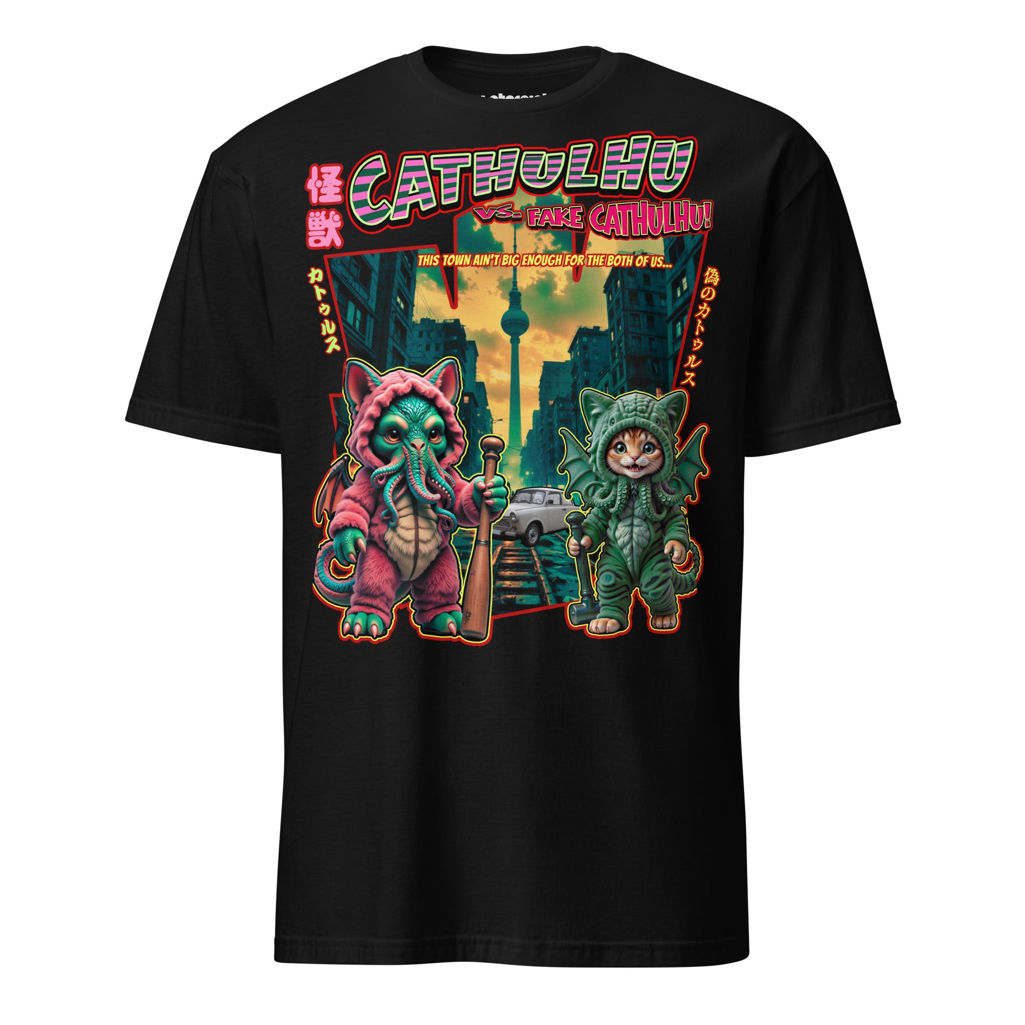 T-Shirt mit einer Katze in Cthulhu-Kostüm und Cthulhu im Katzenkostüm in einer zerstörten Stadt, mit düsterer Atmosphäre und humorvoller Darstellung eines Kaiju-Duells