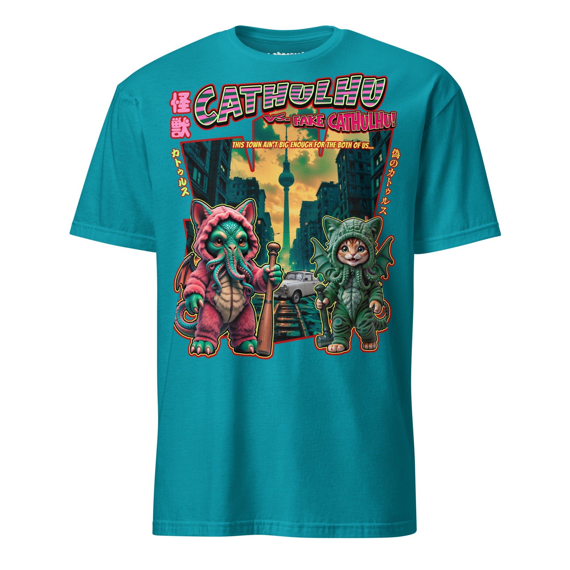 T-Shirt mit einer Katze in Cthulhu-Kostüm und Cthulhu im Katzenkostüm in einer zerstörten Stadt, mit düsterer Atmosphäre und humorvoller Darstellung eines Kaiju-Duells