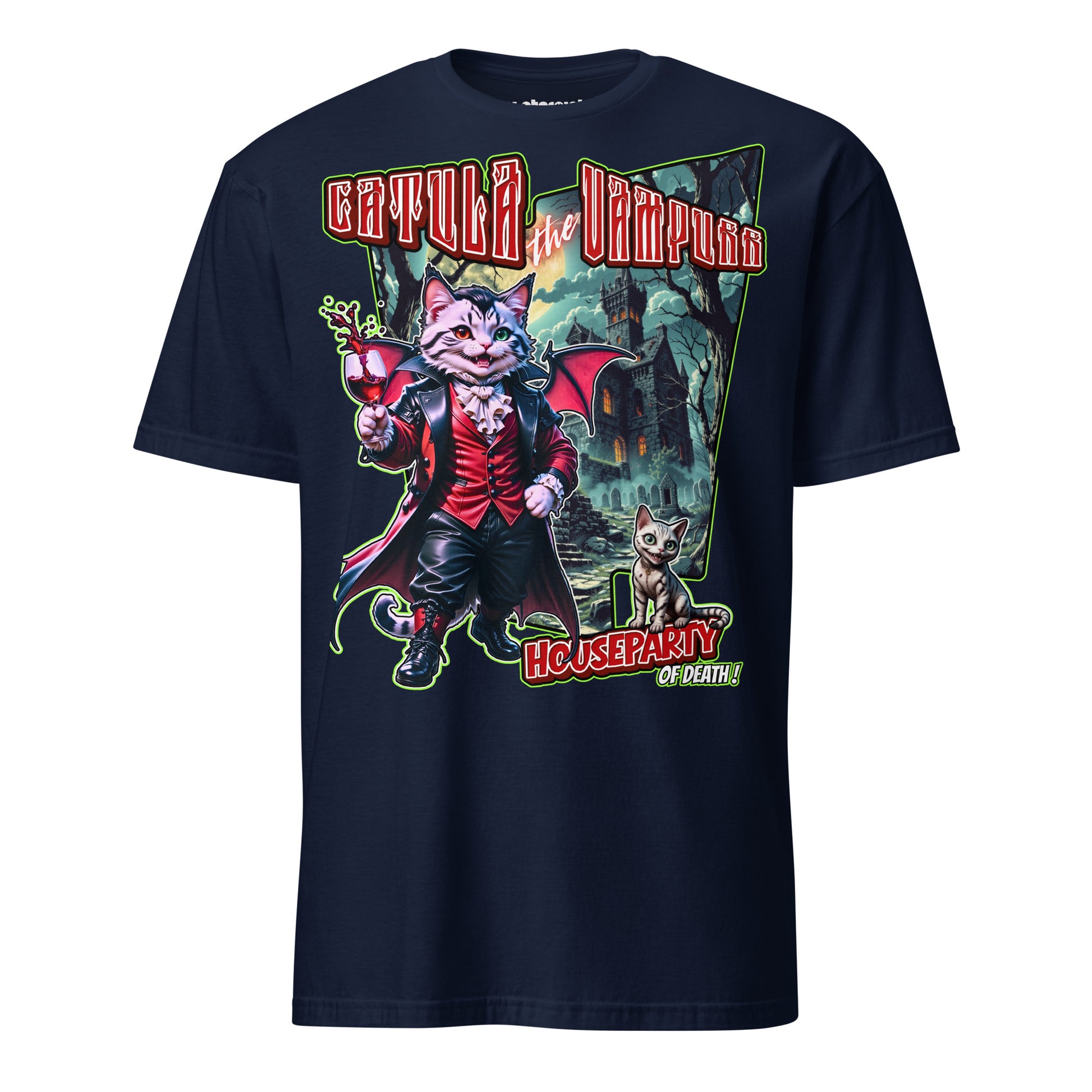 T-Shirt mit einer Vampirkatze im roten Anzug vor einem düsteren Schloss mit Gothic-Horror-Atmosphäre und humorvoller Halloween-Optik