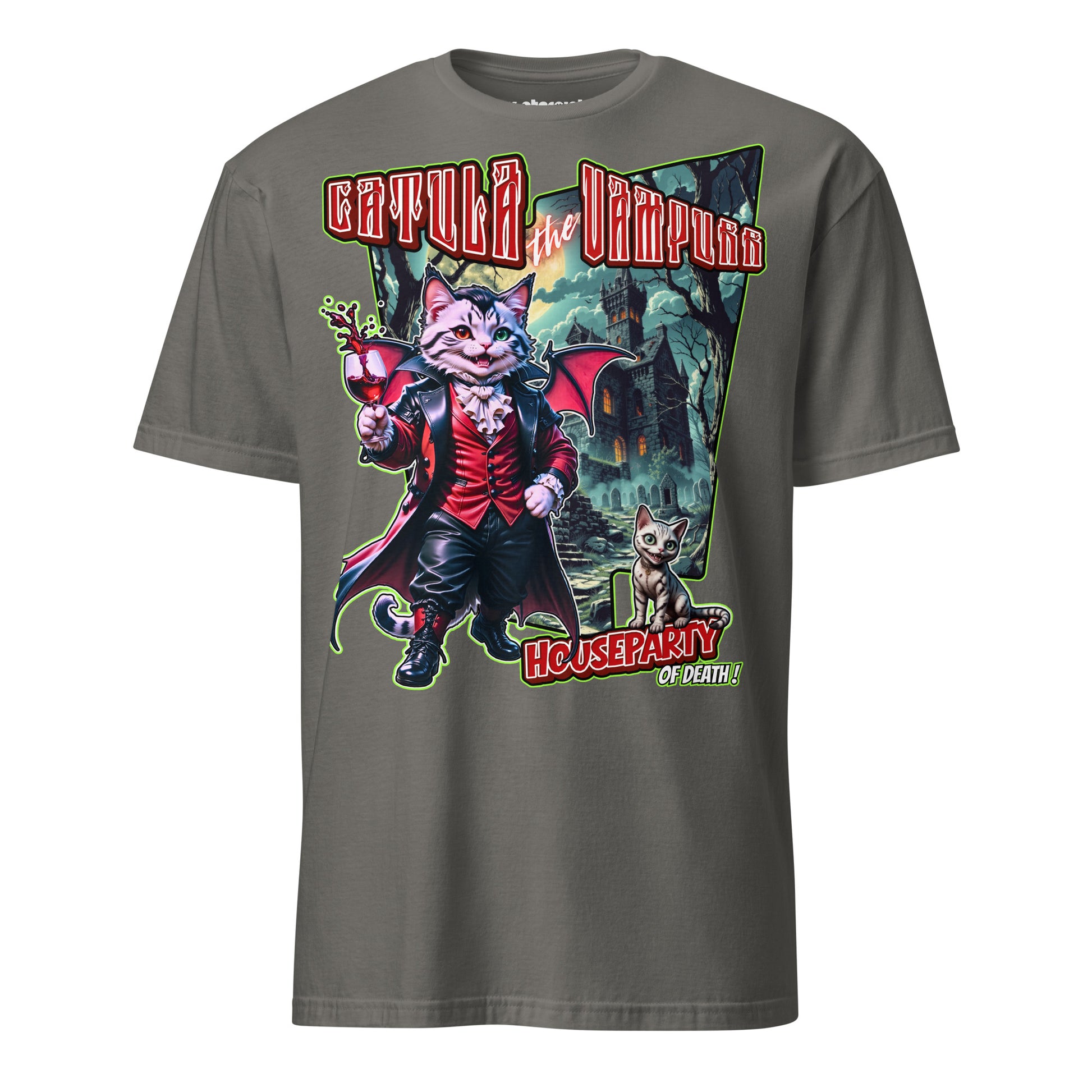 T-Shirt mit einer Vampirkatze im roten Anzug vor einem düsteren Schloss mit Gothic-Horror-Atmosphäre und humorvoller Halloween-Optik