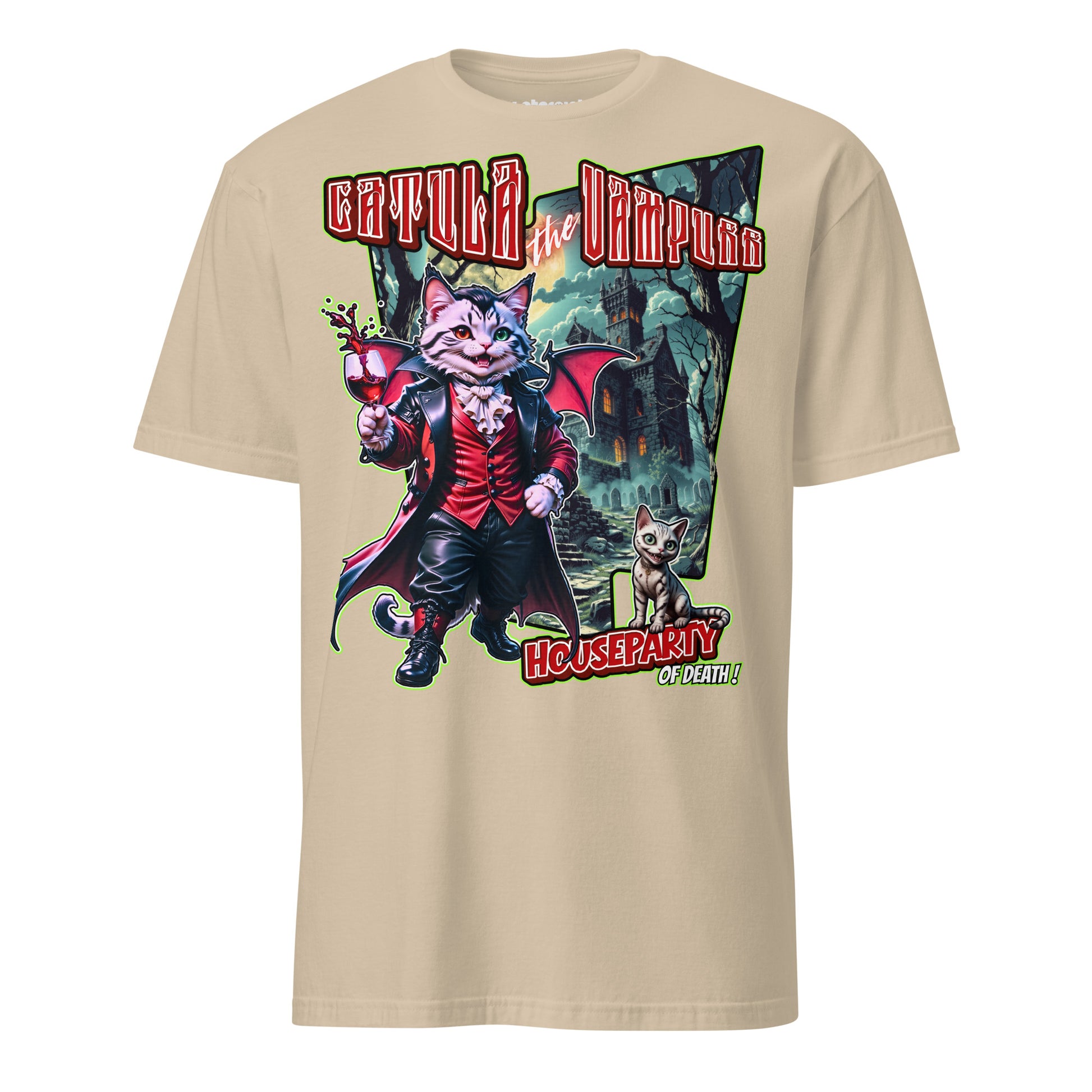 T-Shirt mit einer Vampirkatze im roten Anzug vor einem düsteren Schloss mit Gothic-Horror-Atmosphäre und humorvoller Halloween-Optik