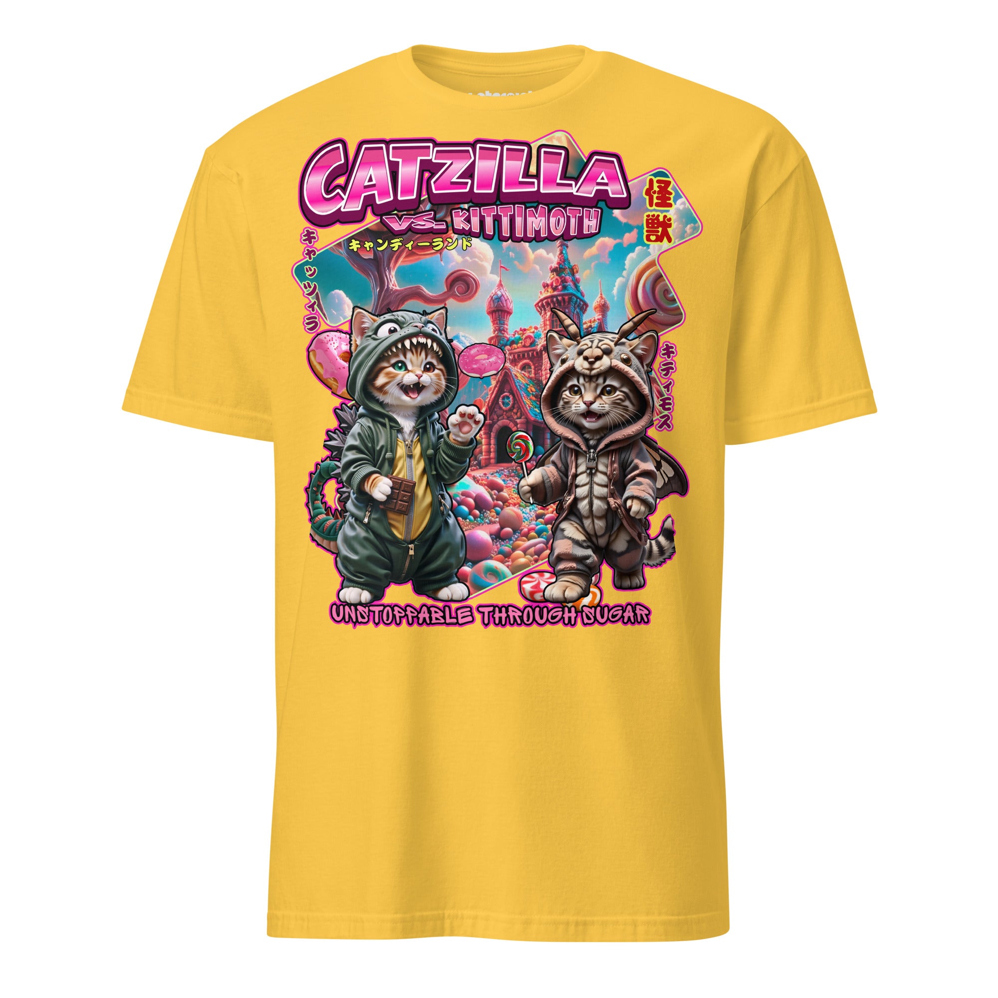 T-Shirt mit zwei Katzen in Monsterkostümen, die in einer bunten Candyland-Welt Chaos verursachen, inspiriert von klassischen Kaiju-Filmen