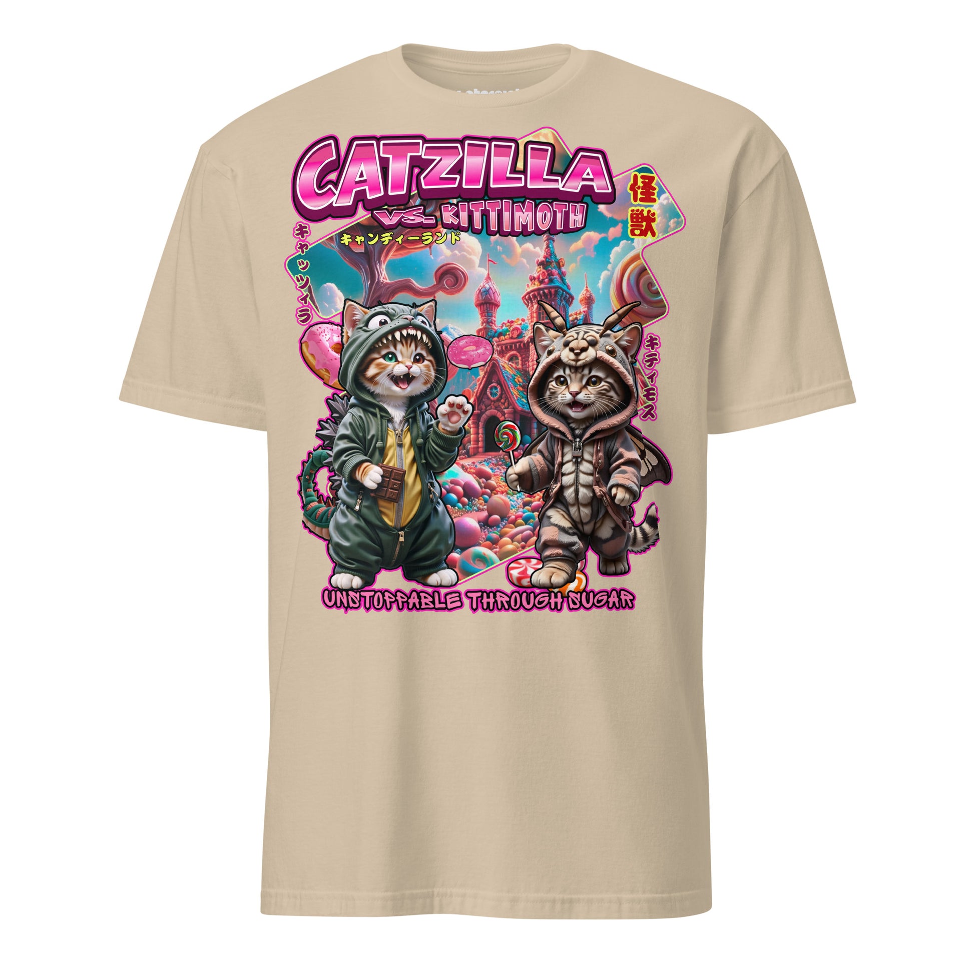T-Shirt mit zwei Katzen in Monsterkostümen, die in einer bunten Candyland-Welt Chaos verursachen, inspiriert von klassischen Kaiju-Filmen