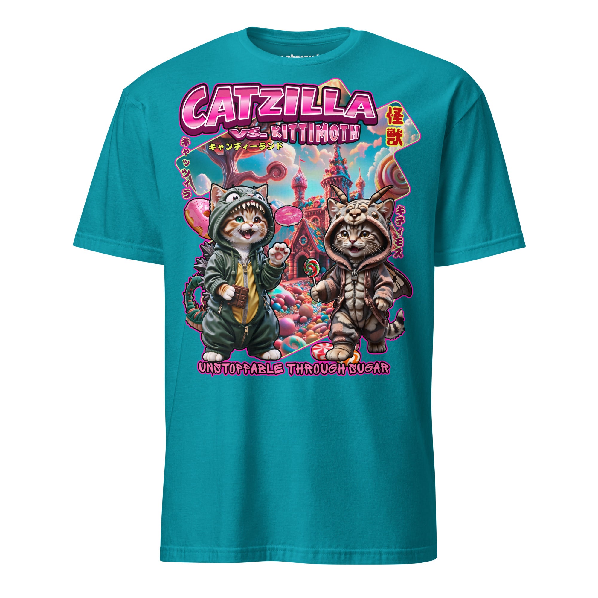 T-Shirt mit zwei Katzen in Monsterkostümen, die in einer bunten Candyland-Welt Chaos verursachen, inspiriert von klassischen Kaiju-Filmen