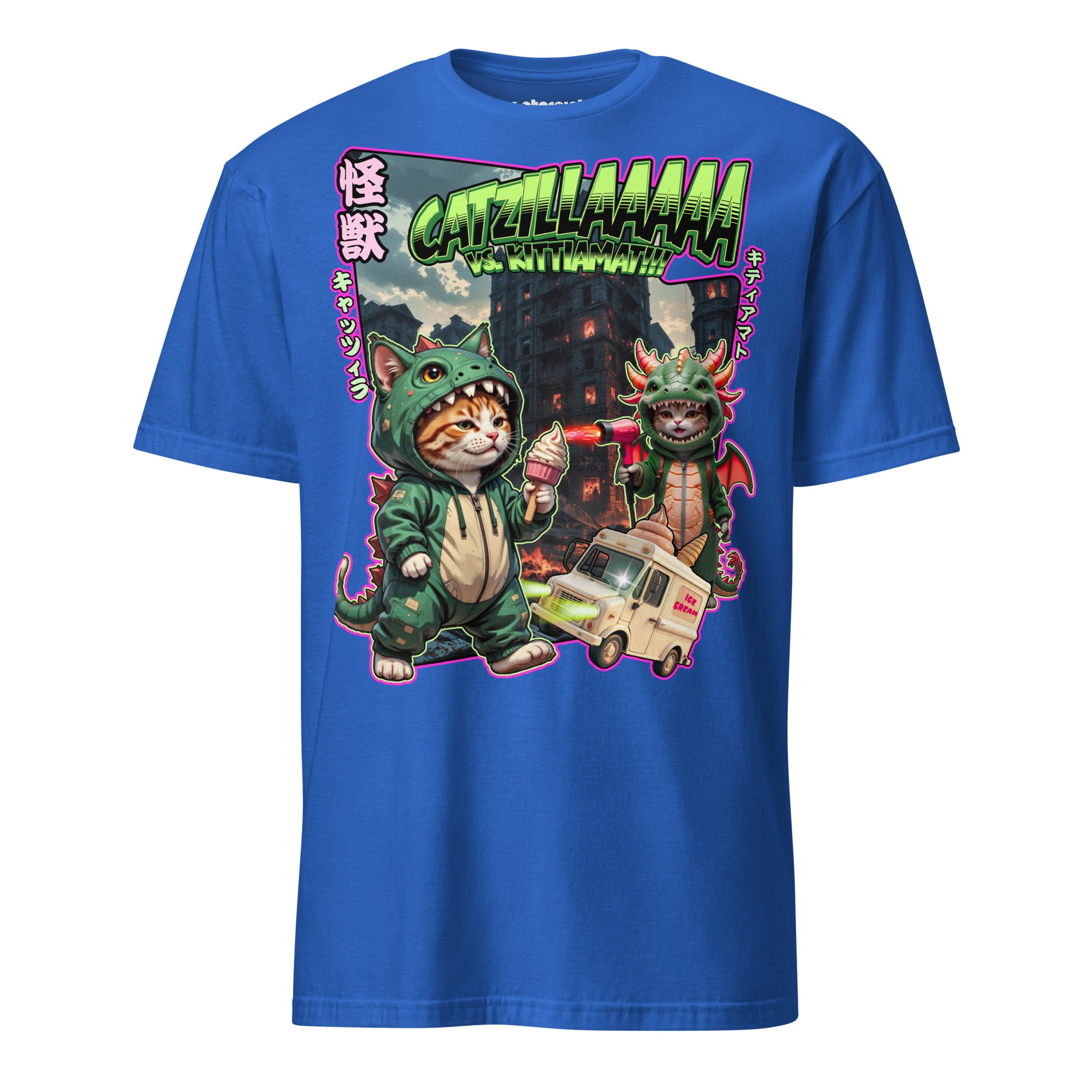 T-Shirt mit zwei Katzen in Monsterkostümen, eine als Godzilla mit Softeis und die andere als Drache mit Fön, in einer teilweise zerstörten Stadt