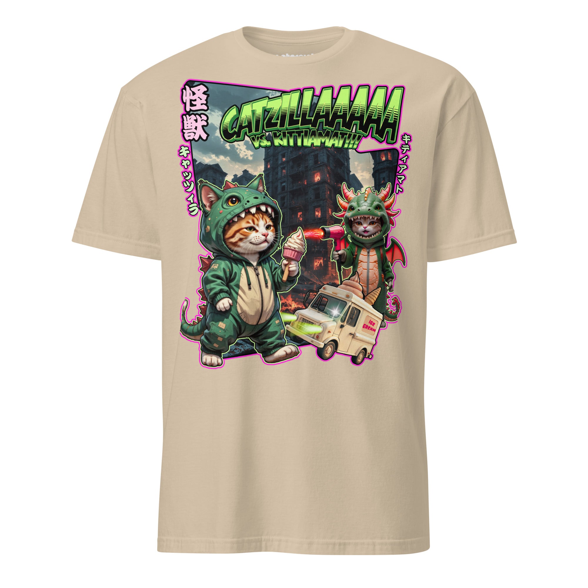 T-Shirt mit zwei Katzen in Monsterkostümen, eine als Godzilla mit Softeis und die andere als Drache mit Fön, in einer teilweise zerstörten Stadt