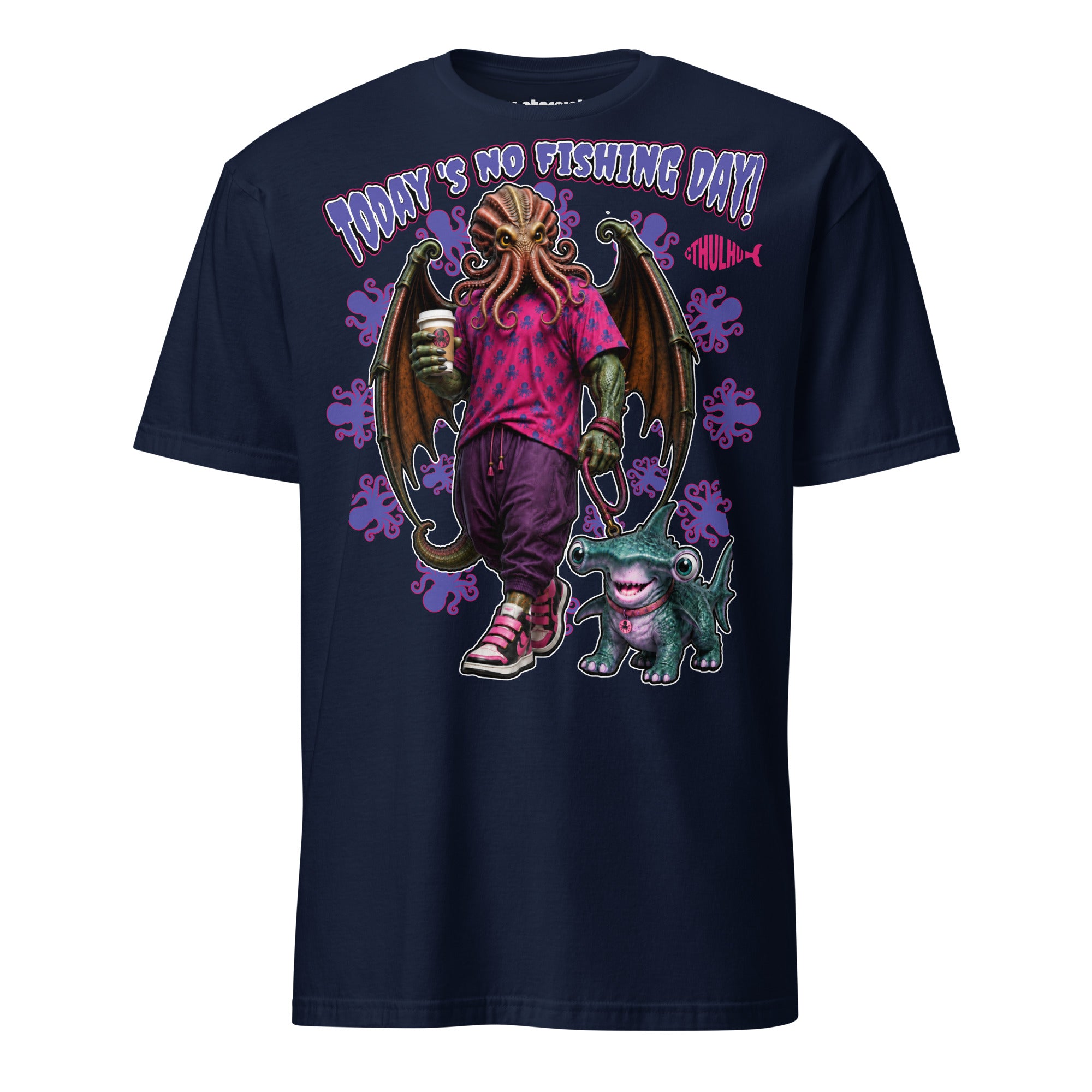 T-Shirt mit humorvollem Motiv von Cthulhu in Freizeitkleidung, Coffee-to-go in der Hand und einem kleinen monsterhaften Hund beim Gassigehen sowie dem Schriftzug „Today’s No Fishing Day“.
